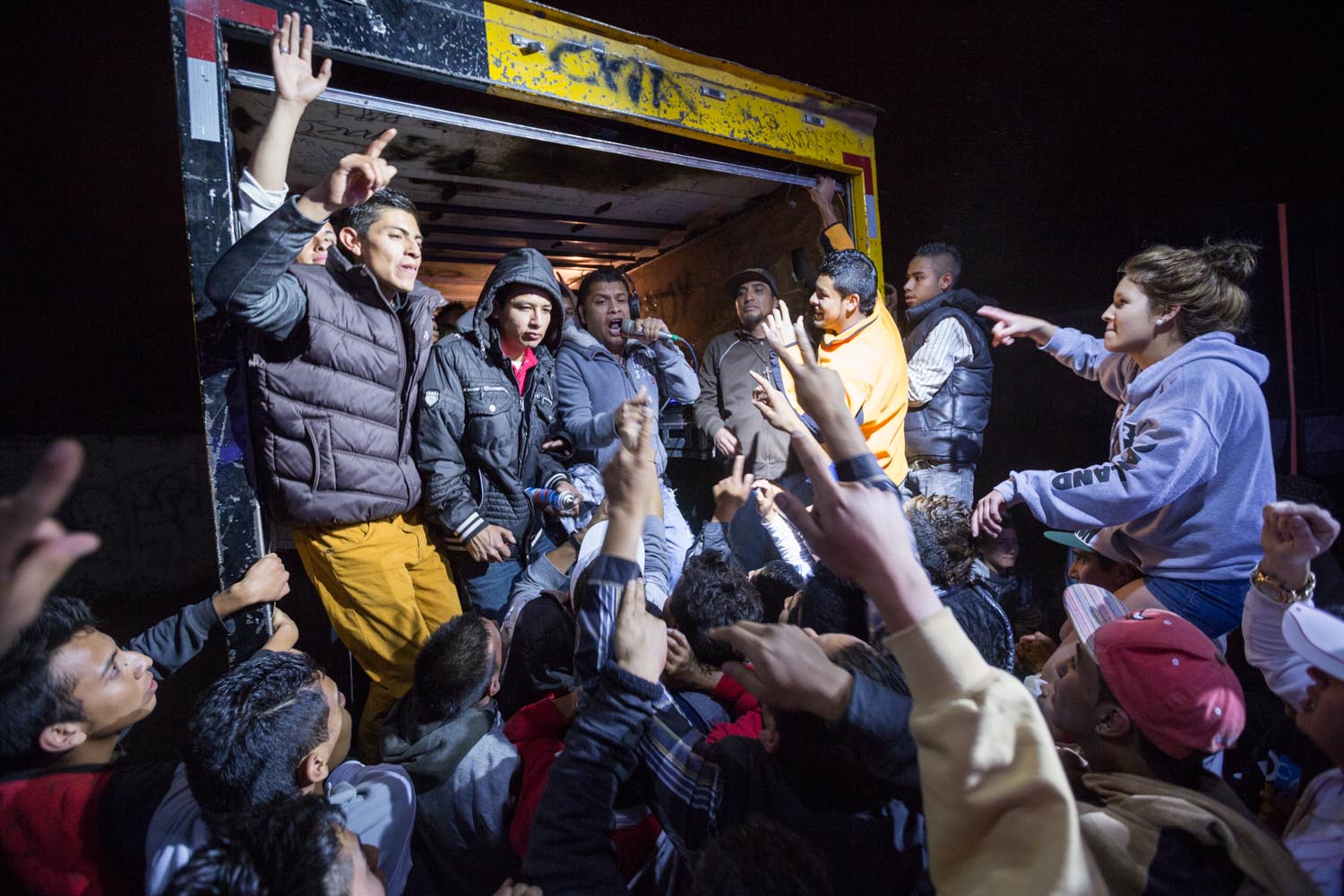 Une soirée est organisée par el Tontin, surnommé "El Rey del Wepa", en soutien au à la caravane "Un Grito de Existencia". Le Wepa, c'est une soirée où est mixée de la cumbia avec des "saludos" (dédicaces) des bandes présentes.                       San Luis Potosi, Mexique