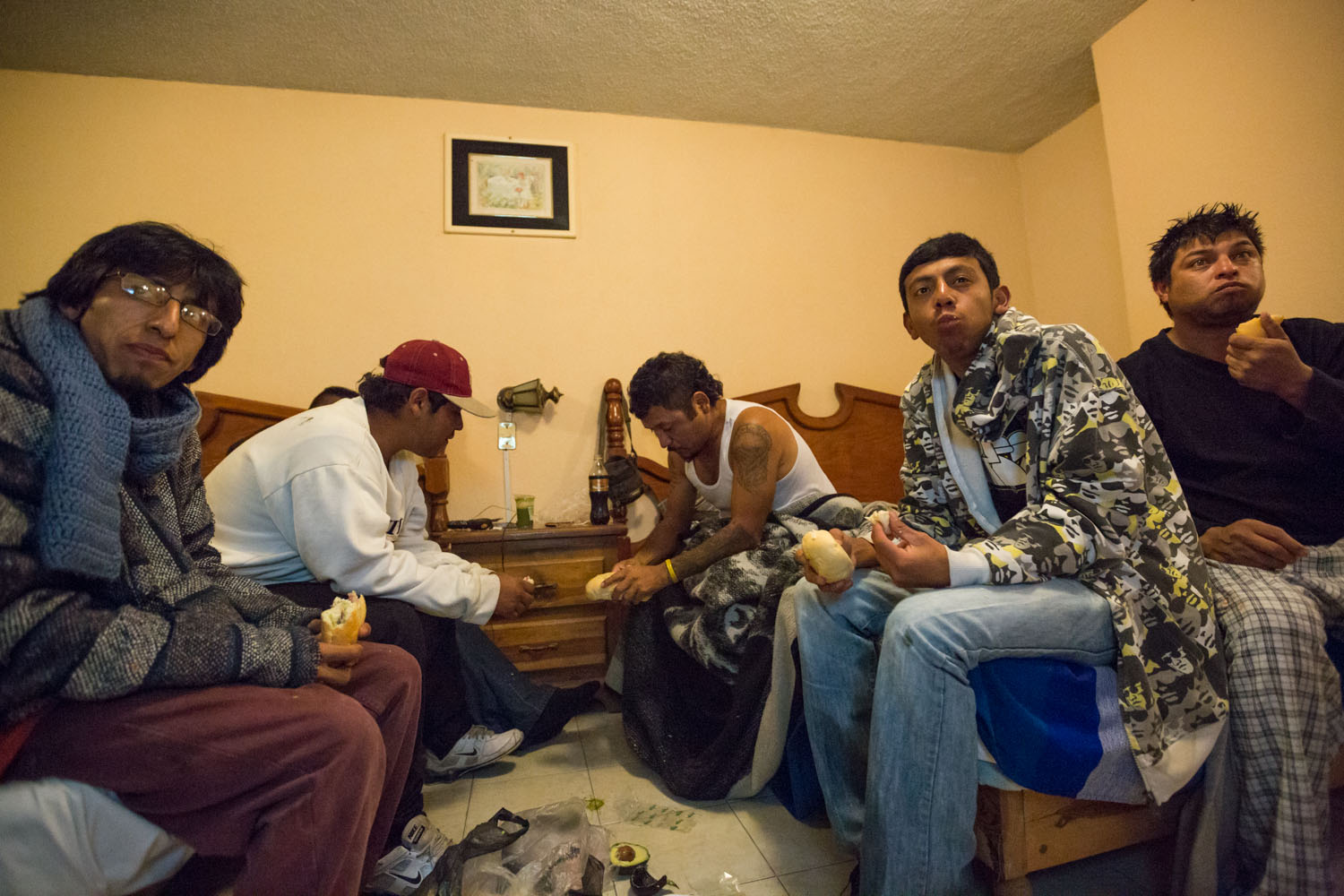 A Saltillo, le groupe est hébergé en hotel. Ils sont en train de manger des sandwichs qu'on leur a offert, en regardant la télé. Ce repas de "deux sandwichs" les accompagnera pendant tout le voyage, car économique. Saltillo, Coahuila, Mexique