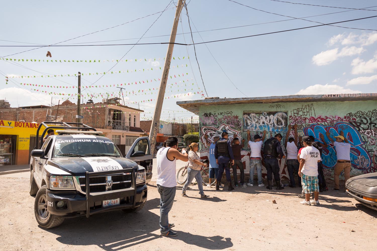 La caravane réalisait un clip de rap de la bande des 3B dans le quartier de la Rivera quand la Police Municipale a procédé à une fouille générale et trois arrestations.                                     Léon, Guanajuato, Mexique