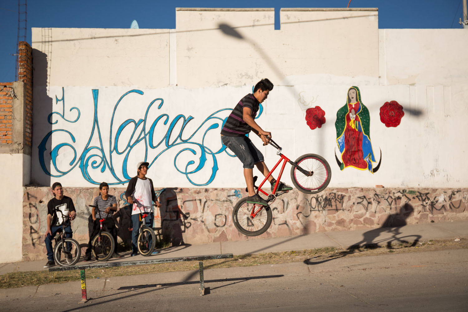 La banda, ca peut être un groupe de jeunes qui aime et pratique quelque chose en particulier, comme ici le BMX.       Aguascalientes, Mexique