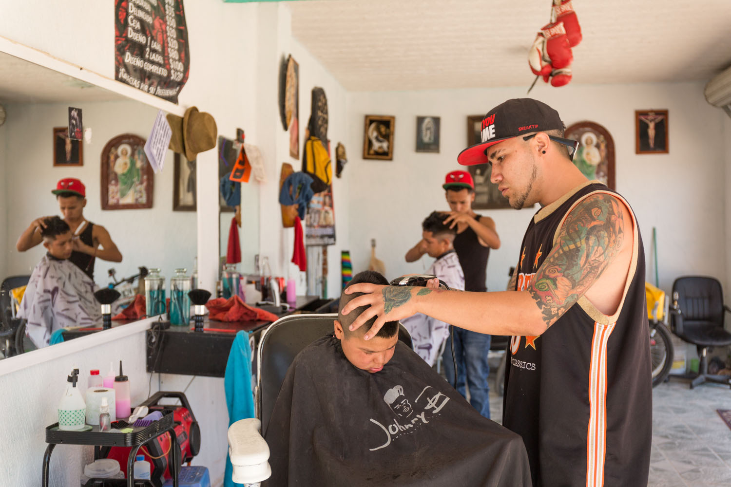 Au quartier de la Rivera à Léon, la caravane a rencontré la bande des 3B. Ils se regroupent souvent dans le salon de coiffure de deux gars de la bande.