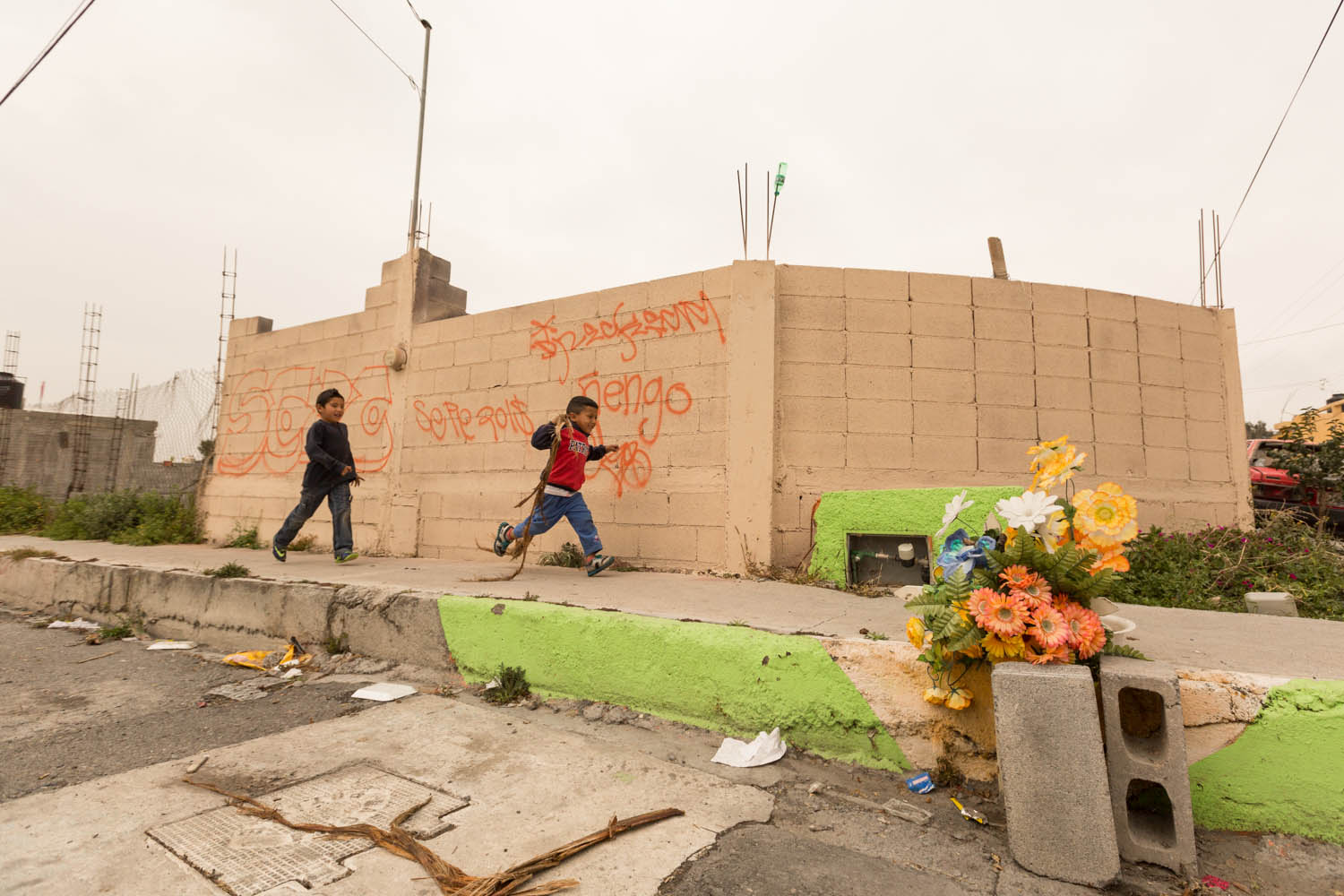 Dans le quartier Ojo de Agua à Saltillo, des enfants courent innocemment. Au même endroit, quelques mois plus tôt, un homme du quartier, charcutier, se fait abattre par un cartel à cet endroit précis. Tout le Mexique est victime de cette violence généralisée liée au narcotrafic.                                      Saltillo, Coahuila, Mexique.