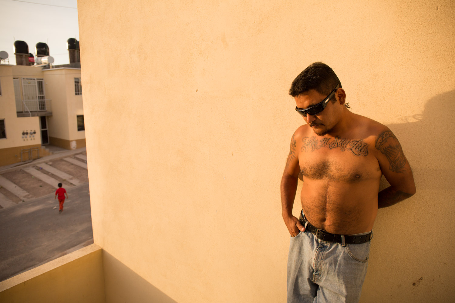 El Mijis, in a neighborhood of Aguascalientes, during the bike tour "A Shout of Existence". His tattoo on his chest "Hecho en San Luis" was done some days before in Saltillo. He now has a big tattoo of a phoenix on his chest.
Aguascalientes, AGS, Mexico - 23/02/2015.

El Mijis, dans un quartier d'Aguascalientes, lors du périple à vélo "Un Cri d'Existence". Son tatouage sur le torse "Hecho en San Luis" a été fait quelques jours plus tôt à Saltillo. Il a maintenant un grand phœnix de tatoué sur son torse.
Aguascalientes, AGS, Mexique - 23/02/2015.