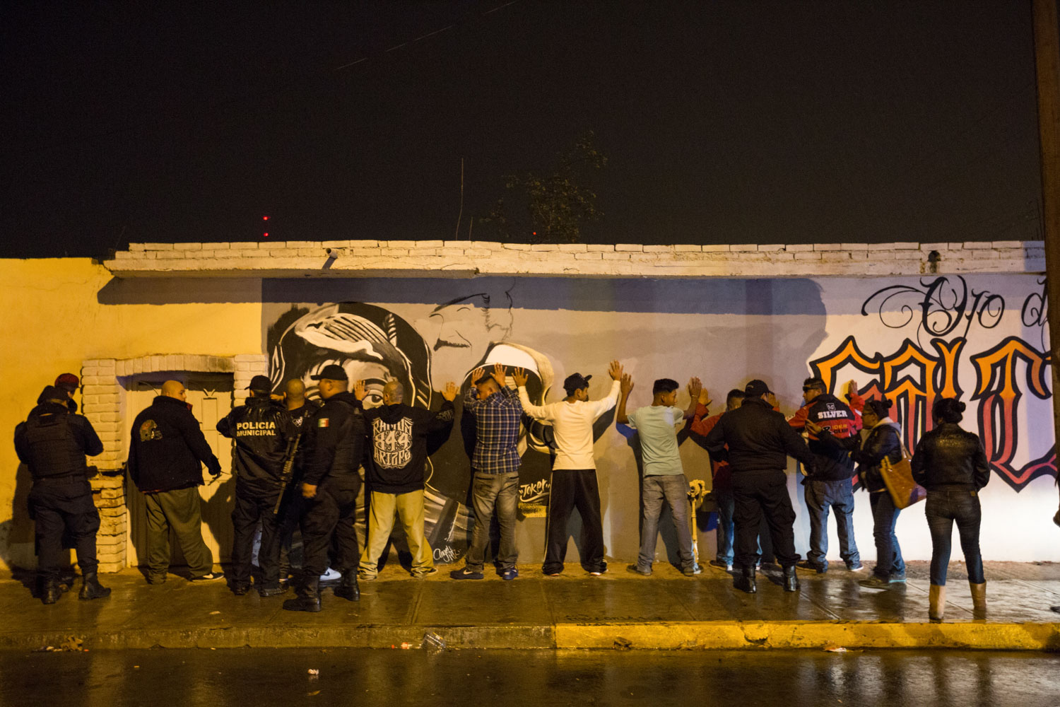 A routine control of municipal police in Ojo de Agua neighborhood in Saltillo with the group of Millonarios. The offense is to be young and to hang around in the streets. This automatic repression happens in all poorer areas of Mexico. This also something that wants to denounce el Mijis during this project and then by being candidate in politics. Col. Ojo de Agua, Saltillo, Coahuila, Mexico - 15/02/2015.

Un contrôle de routine de la police municipale au quartier Ojo de Agua à Saltillo avec la bande des Millonarios. Le délit est d'être jeune et de se regrouper dans la rue. Cette répression automatique a lieu dans toutes les zones populaires du Mexique. C'est aussi quelque chose que tient à dénoncer el Mijis pendant ce projet, puis en se présentant en politique.
Col. Ojo de Agua, Saltillo, Coahuila, Mexique - 15/02/2015.