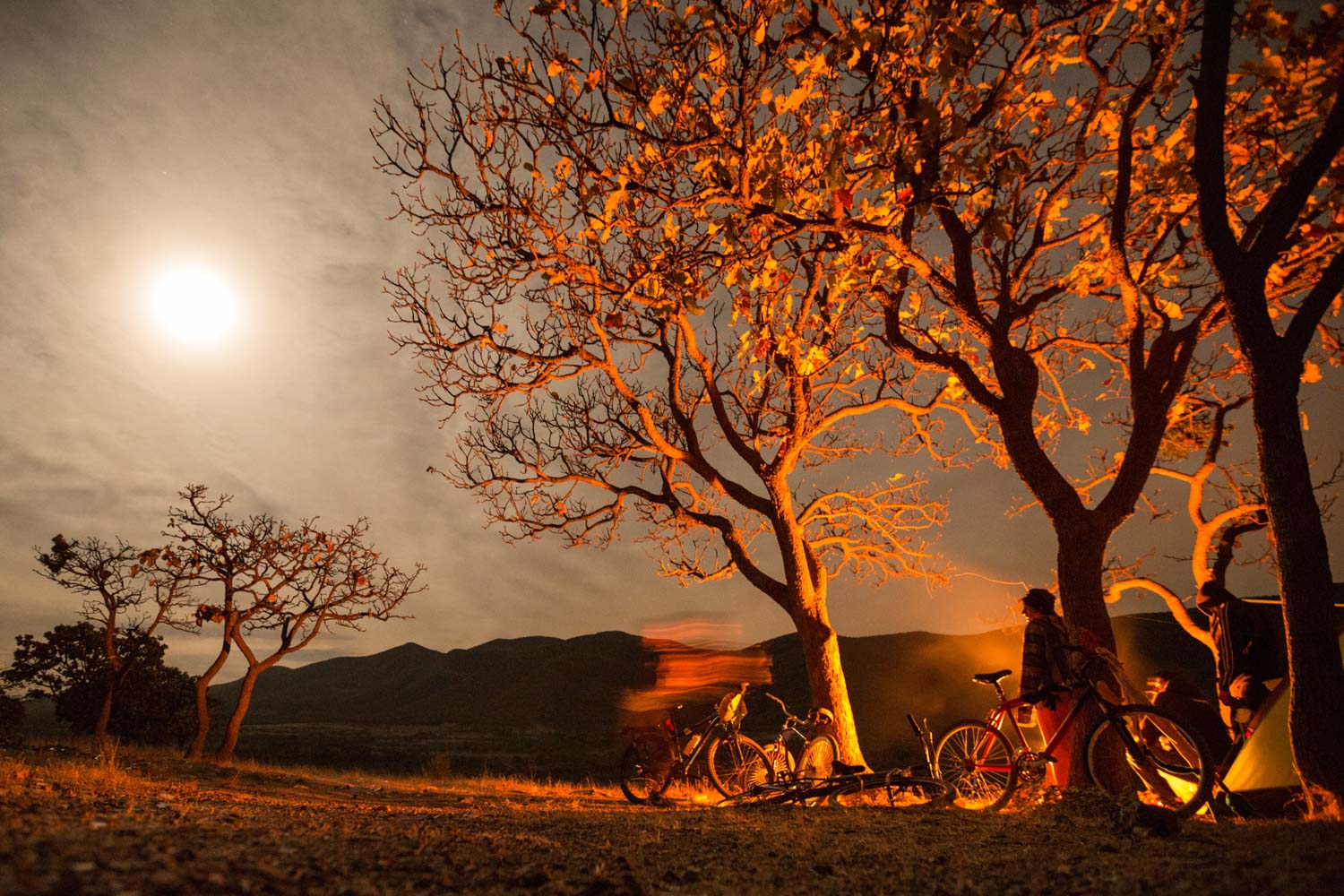 Between Guanajuato and San Miguel de Allende, the caravan "a Shout of Existence" spends the night in the middle of the mountains, next to a campfire and lighted by the moon.  Guanajuato, Mexico - 04/03/2015. 
 Entre Guanajuato et San Miguel de Allende, la caravane "un Cri d'Existence" passe la nuit au milieu des montagnes, au coin du feu et éclairée par la lune.          
Guanajuato, Mexique - 04/03/2015.