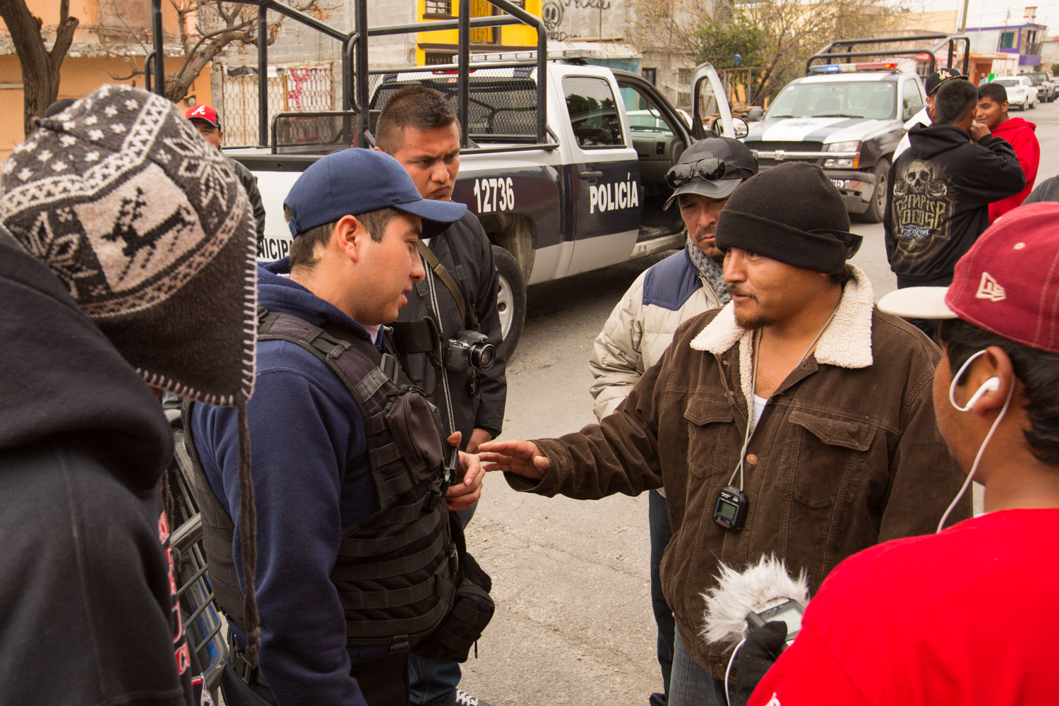 In Saltillo, the caravan got arrested three times in two days by the police for "routine" checks. El Mijis tries to explain to the municipal policemen that they should not intervene in a so violent way and that dialog with the youth would be better. He wishes to establish a proximity policing since he was elected deputy. 
Col. Ojo de Agua, Saltillo, Coahuila, Mexico - 13/02/2015. 

A Saltillo, la caravane a été arrêtée trois fois en deux jours pour des contrôles dits de routine. El Mijis tente d'expliquer aux policiers municipaux qu'ils n'ont pas besoin d'intervenir de manière si violente et que le dialogue avec les jeunes serait préférable. Il souhaiterait mettre en place une police de proximité depuis qu'il a été élu député. 
Col. Ojo de Agua, Saltillo, Coahuila, Mexique - 13/02/2015.