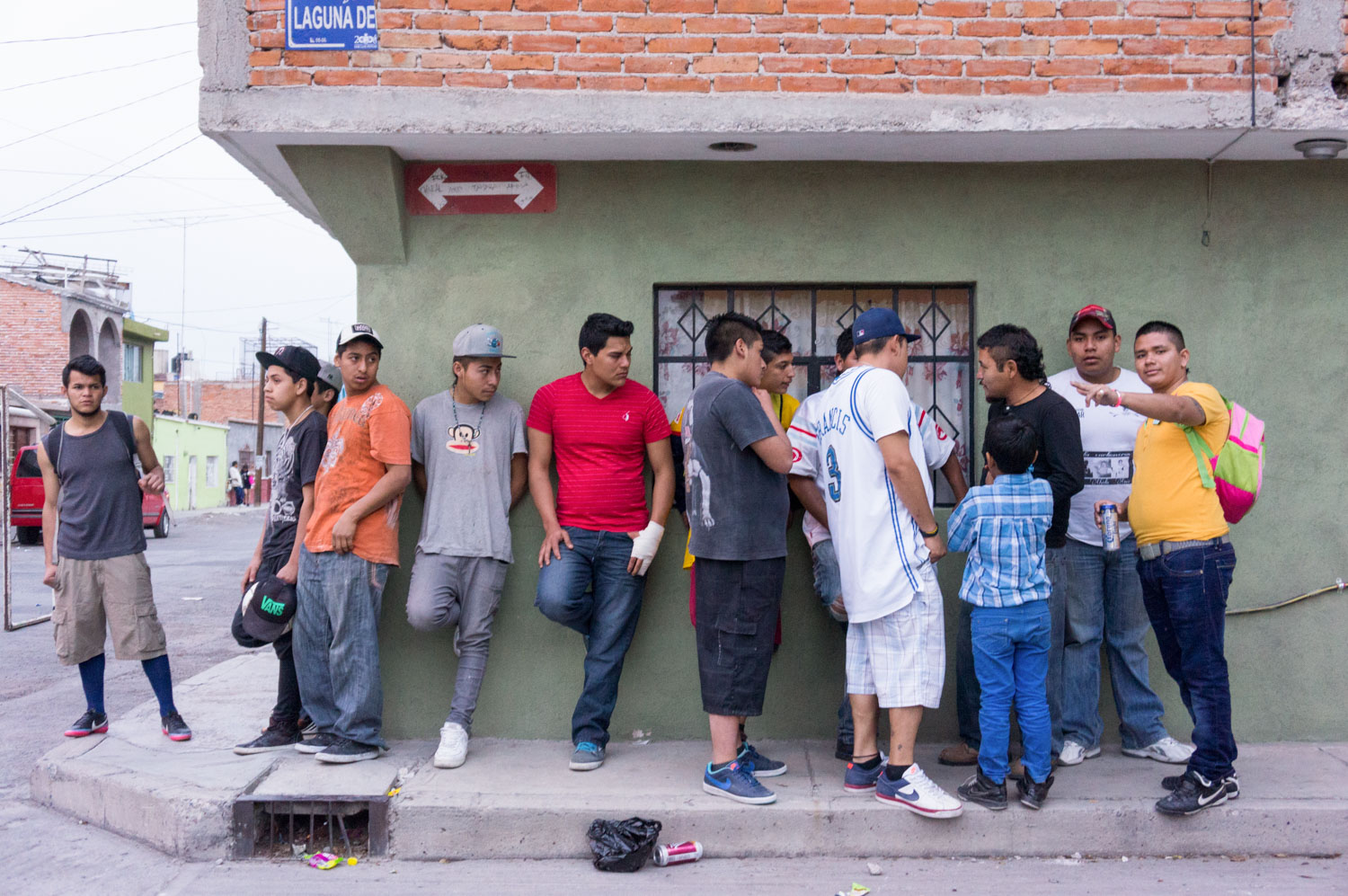 El Mijis in the neighborhood of Santa Fe with the "Carboneros". This is how he works, in the streets with the youths, talking to resolve some problems.
Santa Fe, San Luis Potosi, SLP, Mexico - 25/01/2015.

El Mijis dans le quartier de la Santa Fe avec les "Carboneros". Il travaille ainsi, dans la rue avec les jeunes, en insistant sur les échanges pour résoudre certains problèmes.
Santa Fe, San Luis Potosi, SLP, Mexique - 25/01/2015.