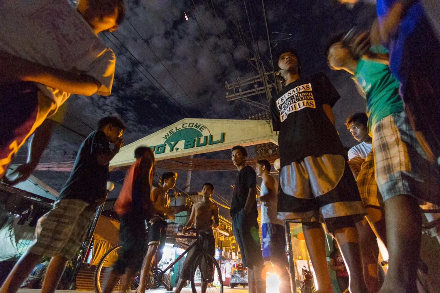 The Crusadas Pamillias (crossed families) is a young street group fan of rap. They like to join at night at the entrance of their neighborhood, Buli.
Buli, Muntinlupa, Metro Manila, Philippines - 28/10/2012.