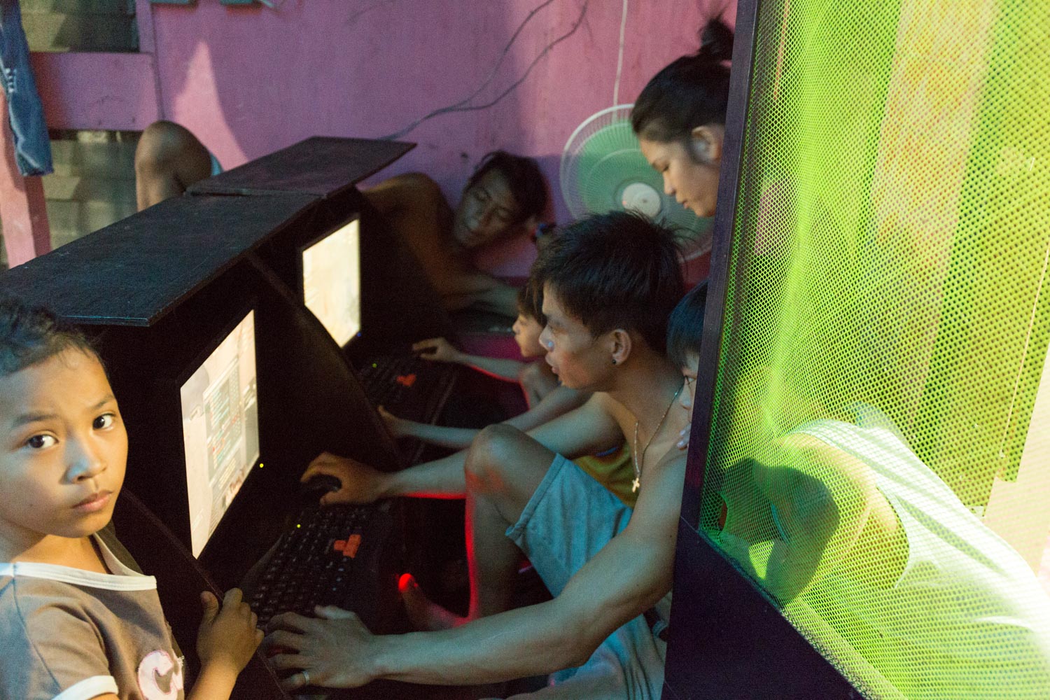 Eman joue aux jeux vidéo dans le garage de la maison familiale. Les jeux vidéo sont très populaires pour les jeunes du quartier.