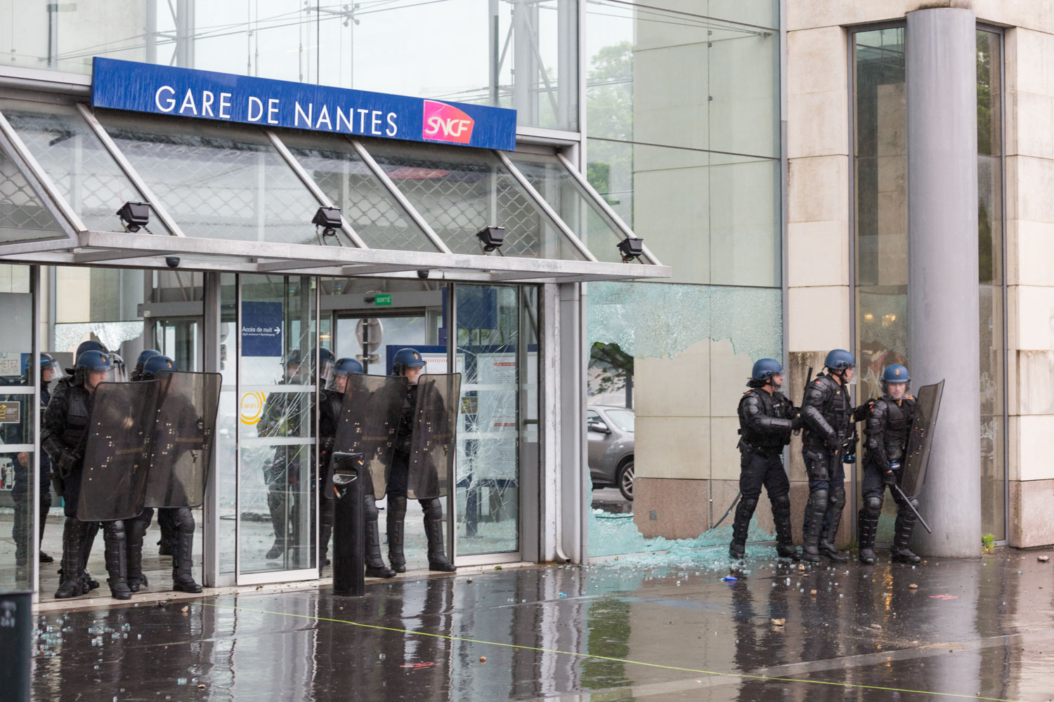 Recap of three months of social struggle against the El Khomri labour law project in Nantes during spring 2016. 
After the Prime Minister used the 49.3 article to force the law adoption, this demonstration was much more violent, such as the devastation of the train station.                         
Nantes, France - 12/05/2016. 

Retour sur trois mois de mouvements sociaux contre le projet de loi travail El Khomri à Nantes pendant le printemps 2016. 
Suite à l'utilisation de l'article 49.3 par le Premier Ministre pour faire passer la loi de force, cette manifestation fut beaucoup plus violente que les précédentes. La gare de Nantes a notamment été saccagée. 
Nantes, France - 12/05/2016.