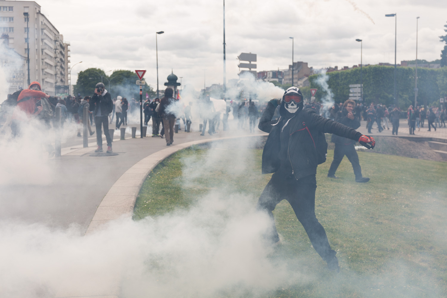 Recap of three months of social struggle against the El Khomri labour law project in Nantes during spring 2016. 
Protester caught a tear gas grenade and throw it back to the Policemen.                        
Nantes, France - 19/05/2016. 

Retour sur trois mois de mouvements sociaux contre le projet de loi travail El Khomri à Nantes pendant le printemps 2016. 
Un manifestant a récupéré une grenade de gaz lacrymogène et la relance à la police.  
Nantes, France - 19/05/2016.