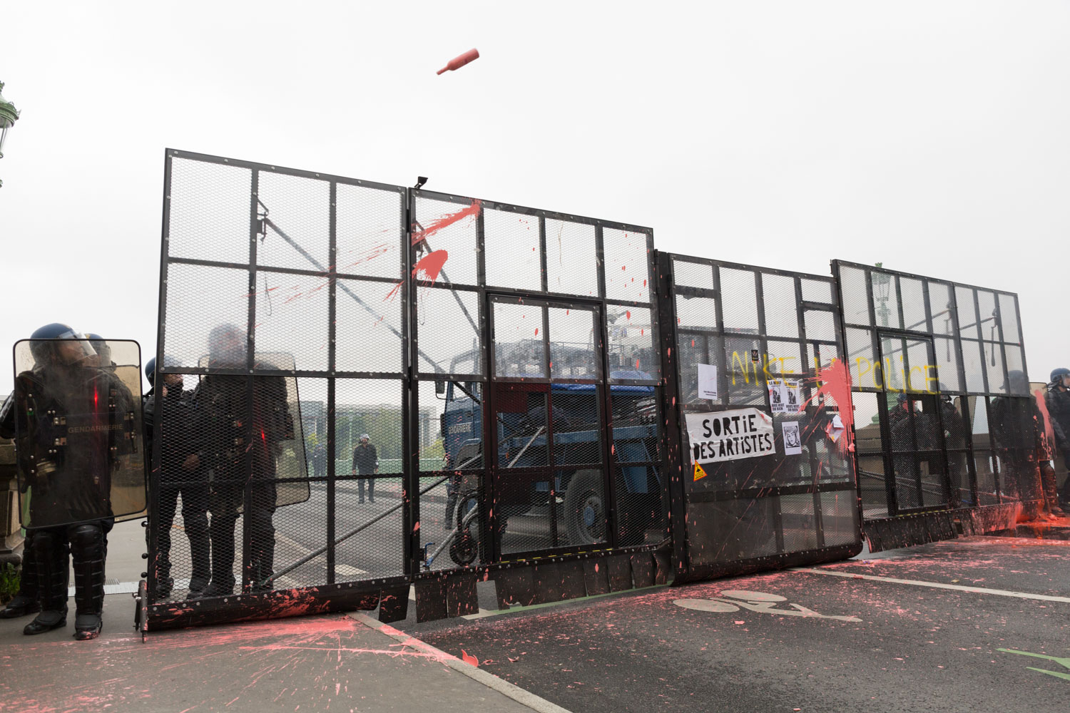 Recap of three months of social struggle against the El Khomri labour law project in Nantes during spring 2016. 
Demontration should pass in front of the Police headquaters. But some police forces blocked the bridge to deflect the previous circuit.                     
Nantes, France - 02/06/2016. 

Retour sur trois mois de mouvements sociaux contre le projet de loi travail El Khomri à Nantes pendant le printemps 2016. 
La manifestation devait passer devant l'Hotel de Police. Mais les forces de l'ordre ont décidé de bloquer le pont pour détourner le parcours du cortège.  
Nantes, France - 02/06/2016.