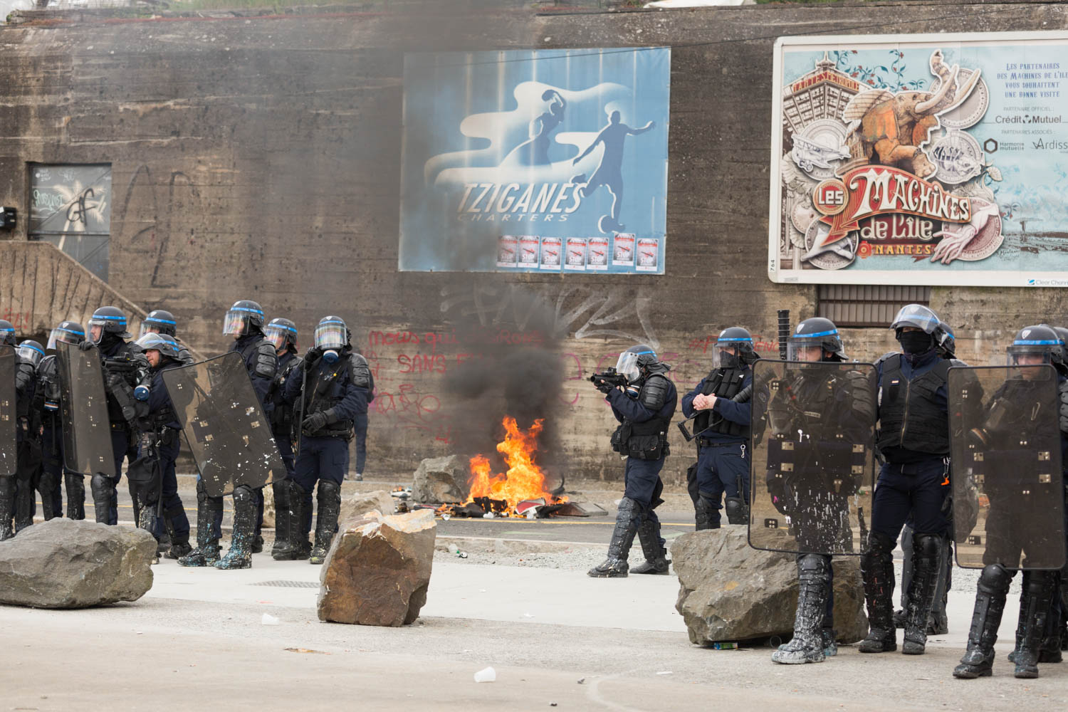 Recap of three months of social struggle against the El Khomri labour law project in Nantes during spring 2016. 
After some demonstrators built some barricades and burned some garbages, the police forces shoot some tear gas and flashballs.                           
Nantes, France - 28/04/2016. 

Retour sur trois mois de mouvements sociaux contre le projet de loi travail El Khomri à Nantes pendant le printemps 2016. 
Après que des manifestants aient construit des barricades et incendié des poubelles, les CRS tirent des flashballs et des grenades de gaz lacrymogène. 
Nantes, France - 28/04/2016.