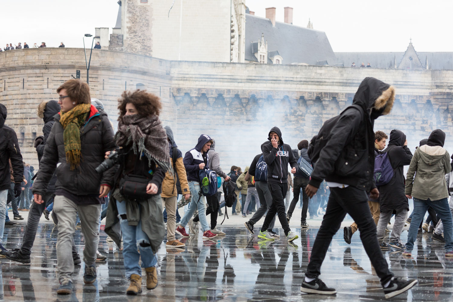 Recap of three months of social struggle against the El Khomri labour law project in Nantes during spring 2016.  
Young demonstrators are spread from the police in front of Nantes castle.  
Nantes, France - 31/03/2016. 

Retour sur trois mois de mouvements sociaux contre le projet de loi travail El Khomri à Nantes pendant le printemps 2016. 
Des jeunes manifestants sont dispersés par la Police devant le château des Ducs de Bretagne. 
Nantes, France - 31/03/2016.