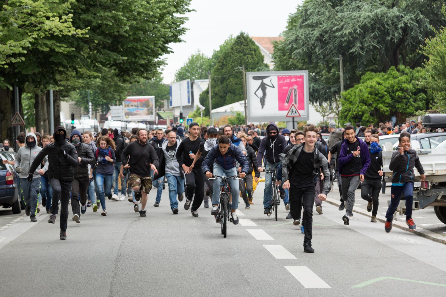 Recap of three months of social struggle against the El Khomri labour law project in Nantes during spring 2016. 
After breaking several banks on the way of this anarchic and illegal declared demontration, young protesters run away to escape the Police.          
Nantes, France - 28/06/2016. 

Retour sur trois mois de mouvements sociaux contre le projet de loi travail El Khomri à Nantes pendant le printemps 2016. 
Après avoir cassé plusieurs banques sur le chemin de cette manifestation anarchique et déclarée illégale, de jeunes manifestants prennent la fuite à l'arrivée de la Police.    
Nantes, France - 26/05/2016.