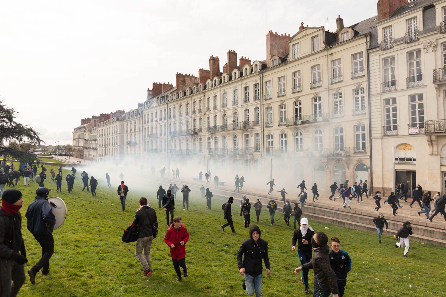 Recap of three months of social struggle against the El Khomri labour law project in Nantes during spring 2016. 
After provoking the police, demonstrators were gased on the Ile Feydeau esplanade.                 
Nantes, France - 09/04/2016. 

Retour sur trois mois de mouvements sociaux contre le projet de loi travail El Khomri à Nantes pendant le printemps 2016. 
Après avoir échauffé les policers, les manifestants se font gazer sur l'esplanade de l'Ile Feydeau. 
Nantes, France - 09/04/2016.