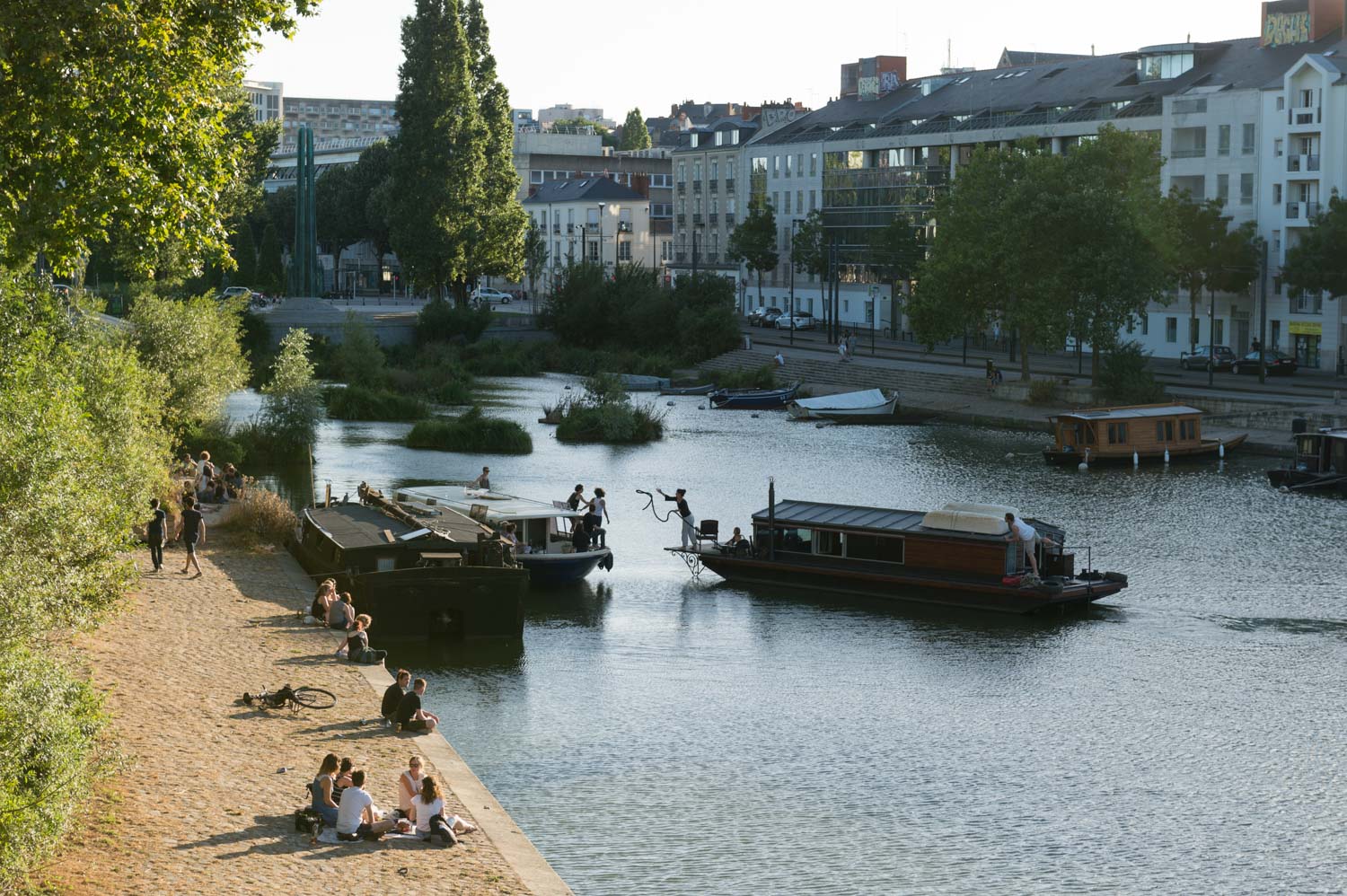 rencontre de bateaux sur les quais, apéritif sur les bords de l'eau