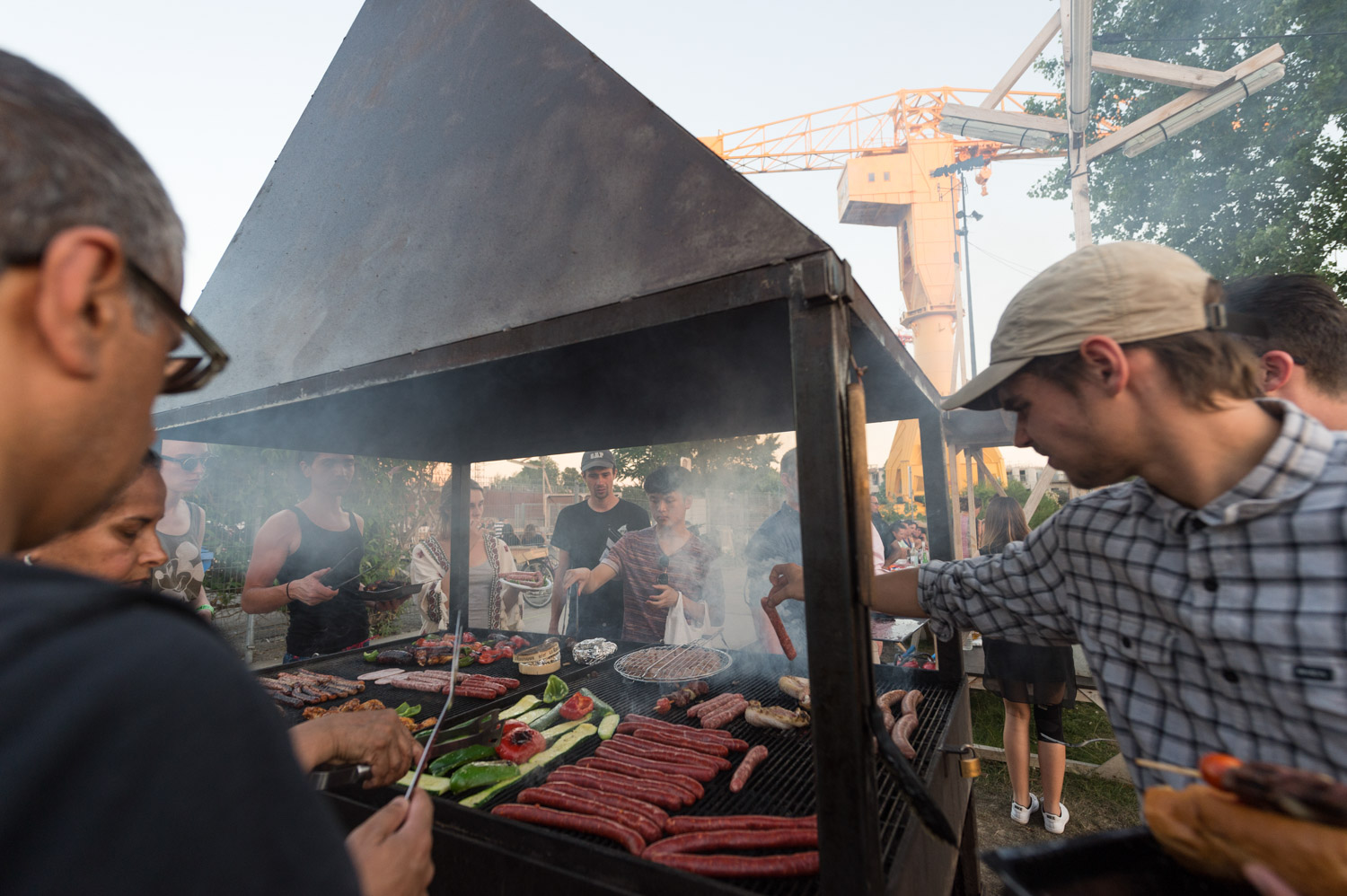 Les tables et les deux grand barbecues du collectif "Fichtre" ont été réinstallés à proximité de la grue jaune pour le plus grand plaisir des amateurs de grillades entre amis.