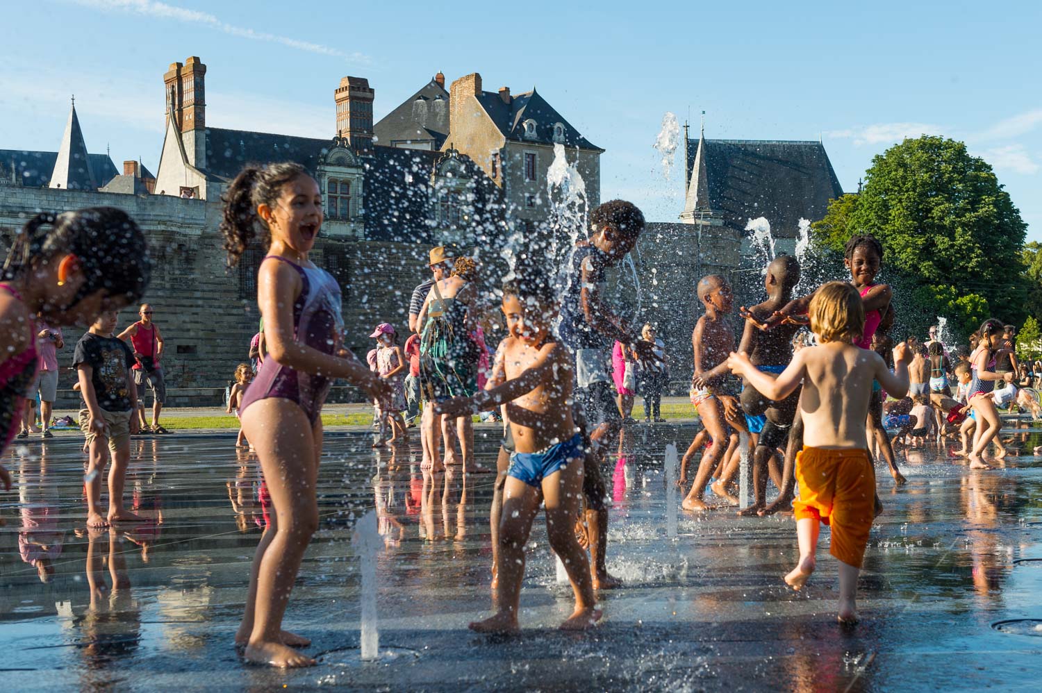 Pendant les vacances d'été et avec la chaleur, ils sont nombreux à venir jouer au mirroir d'eau