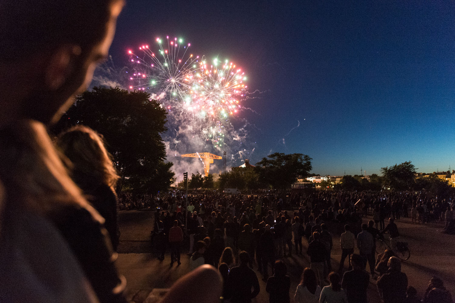 Feu d'artifice tiré depuis la grue jaune sur l'Ile de Nantes. Le public s'était retrouvé en masse sur l'esplanade des Machines de l'Ile.