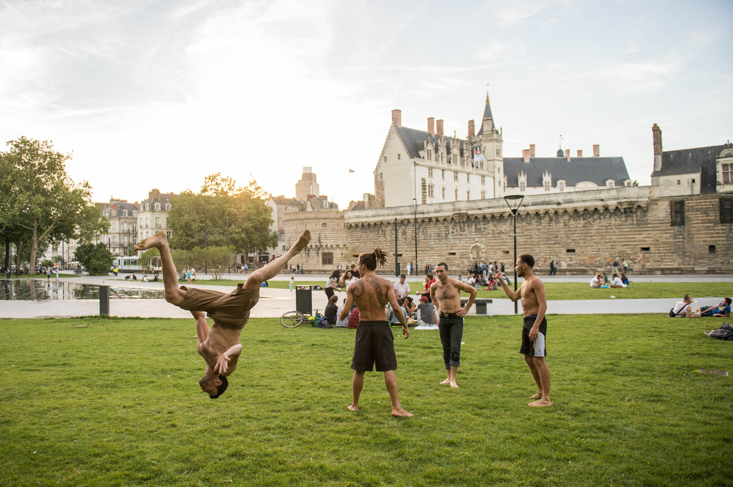 Capoeira devant le miroir d'eau et le Château des Ducs de Bretagne