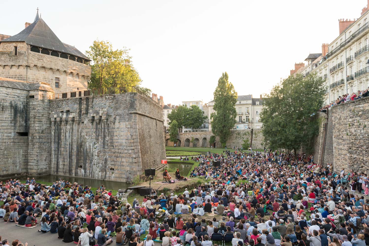 Concert de Redi Hasa & Maria Mazzotta (chants méditerranéens et balkaniques) dans les douves du Château des Ducs de Bretagne, organisé par l'association culturelle de l'été.