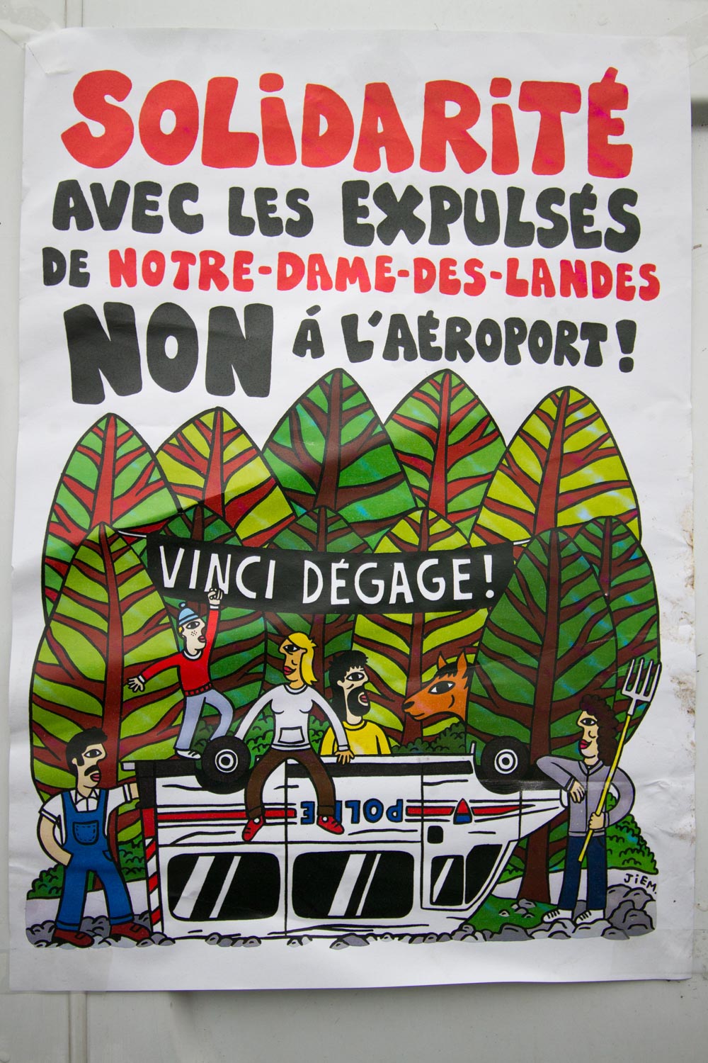 Demonstration in Notre-Dame-des-landes to protest against the construction of an airport in a rural area near Nantes. Poster in solidarity with the deported people.
Notre-Dame-des-Landes, France - 17/11/2012.

Manifestation à Notre-Dame-des-Landes pour protester contre le projet d'aéroport dans ce milieu rural au nord de Nantes.Affiche en soutien aux expulsés de la ZAD.
Notre-Dame-des-Landes, France - 17/11/2012.