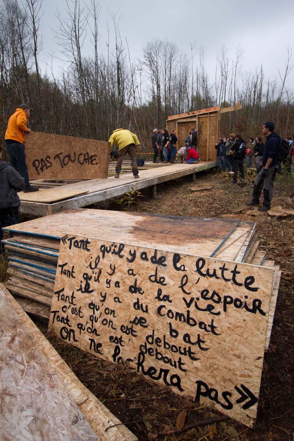 Demonstration in Notre-Dame-des-landes to protest against the construction of an airport in a rural area near Nantes.
Notre-Dame-des-Landes, France - 17/11/2012.

Manifestation à Notre-Dame-des-Landes pour protester contre le projet d'aéroport dans ce milieu rural au nord de Nantes.
Notre-Dame-des-Landes, France - 17/11/2012.