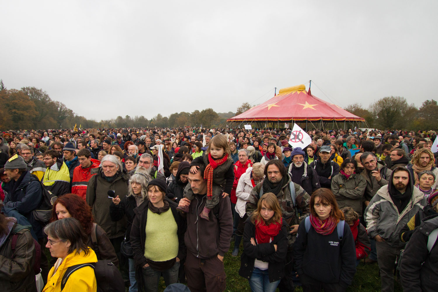 Demonstration in Notre-Dame-des-landes to protest against the construction of an airport in a rural area near Nantes.
Notre-Dame-des-Landes, France - 17/11/2012.

Manifestation à Notre-Dame-des-Landes pour protester contre le projet d'aéroport dans ce milieu rural au nord de Nantes.
Notre-Dame-des-Landes, France - 17/11/2012.