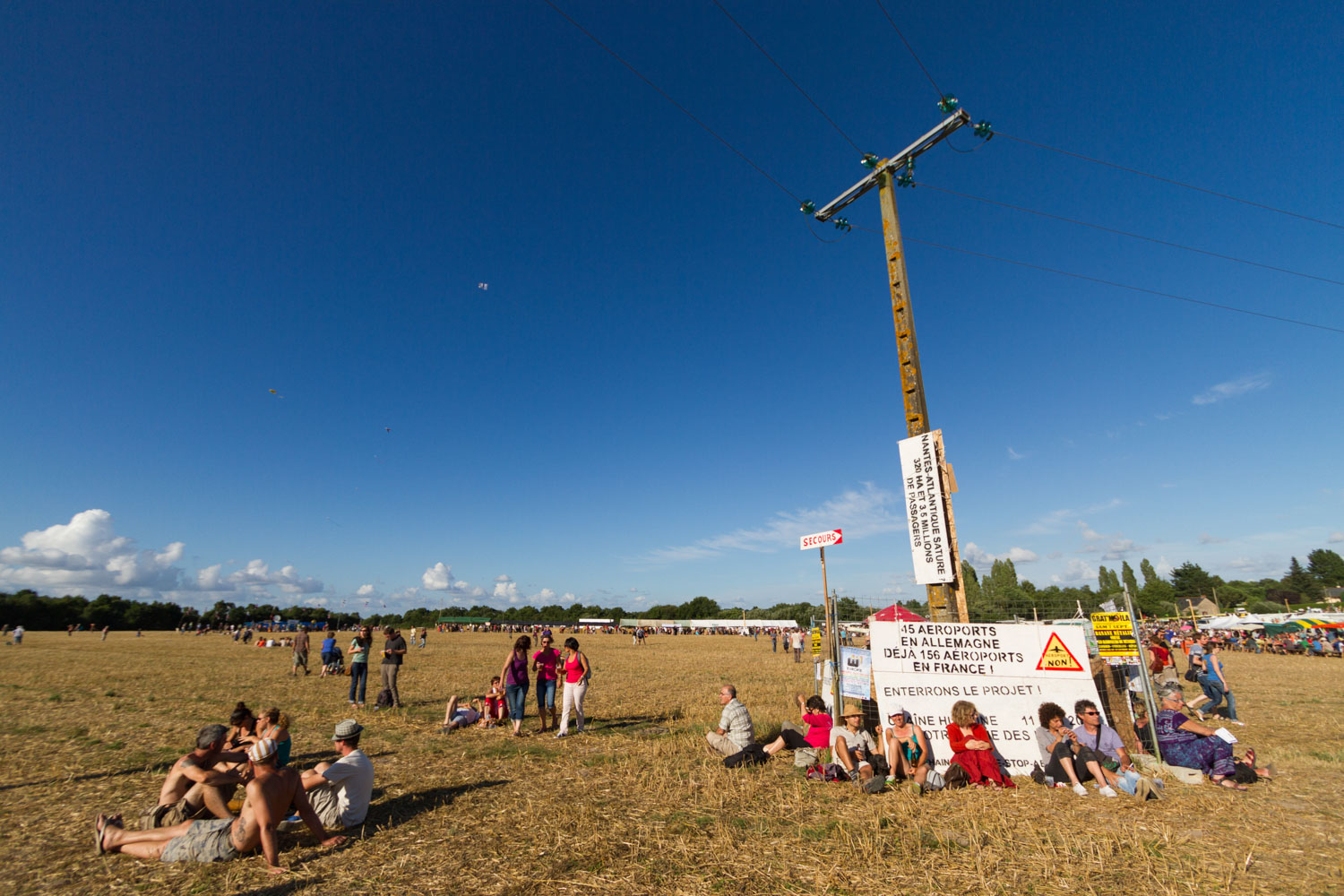 Festi'Zad, the summer festival on the place of the construction project of the Great West airport.
Notre-Dame-des-Landes, France - 04/08/2013.

Festi'Zad, le festival d'été sur le site du projet de construction de l'aéroport du Grand Ouest. 
Notre-Dame-des-Landes, France - 04/08/2013.