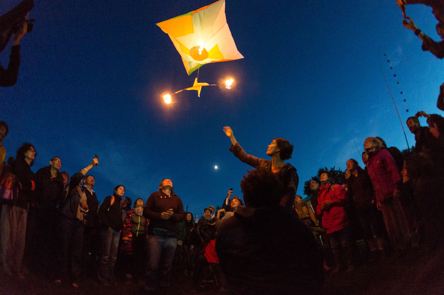 Free summer festival in Notre-Dame-des-Landes to protest against the construction of a new airport in a rual, humid and protected area. take off of lightening flying objects.
Notre-Dame-des-Landes, France - 06/07/2014.

Festival d'été gratuit à Notre-Dame-des-Landes pour protester contre la construction d'un aéroport dans une zone rurale, humide et protégée. Lancement d'objets volants lumineux.
Notre-Dame-des-Landes, France - 06/07/2014.