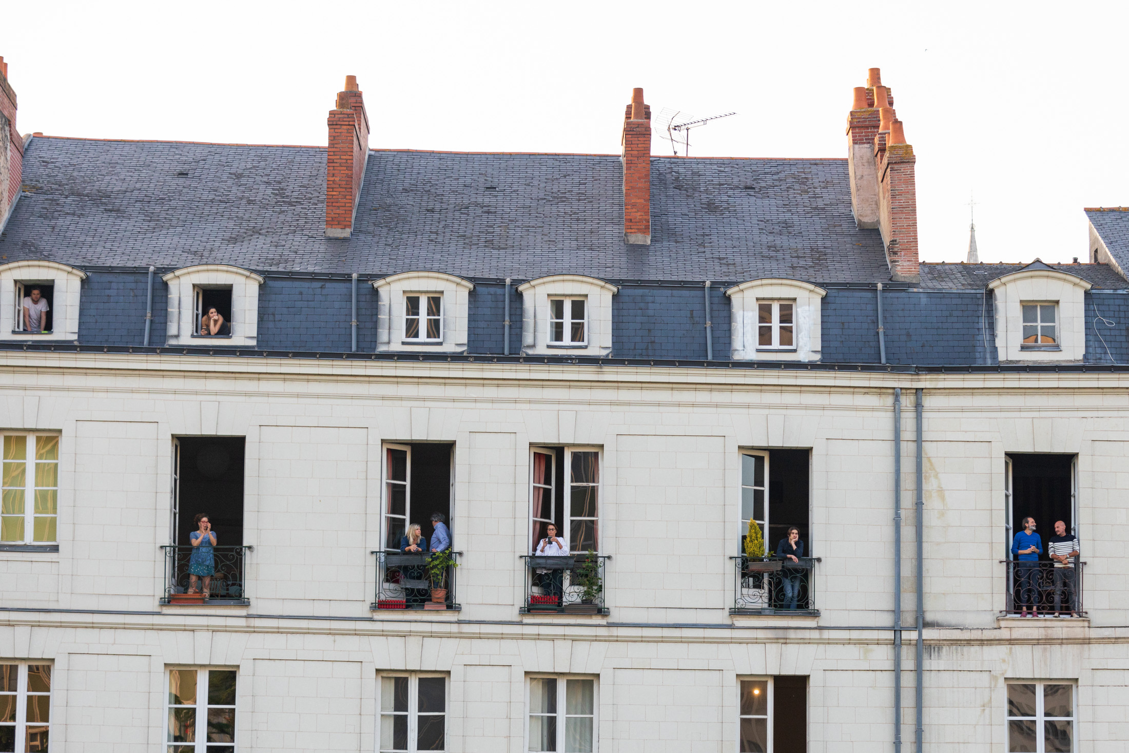 Residents of a building on Feydeau Island are watching a trucks convoy coming to support the nursing staff. Nantes, France - April 24th 2020.
Les habitants d un immeuble de l ile Feydeau regardent passer le convoi de camions en soutien au personnel soignant. Nantes, France - 24 avril 2020.