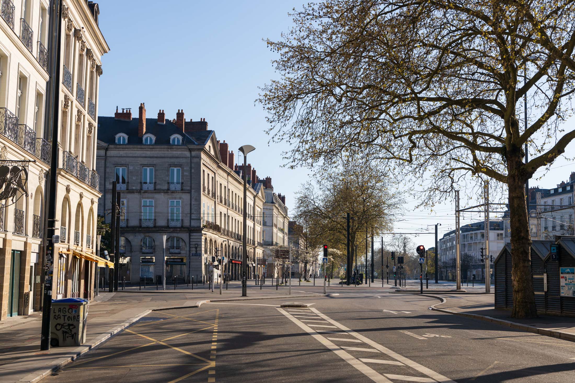 Streets of Nantes are empty, such as here at Commerce. Nantes, France - March 25th 2020.
Les rues de Nantes sont vides, comme ici à Commerce. Nantes, France - 25 mars 2020.