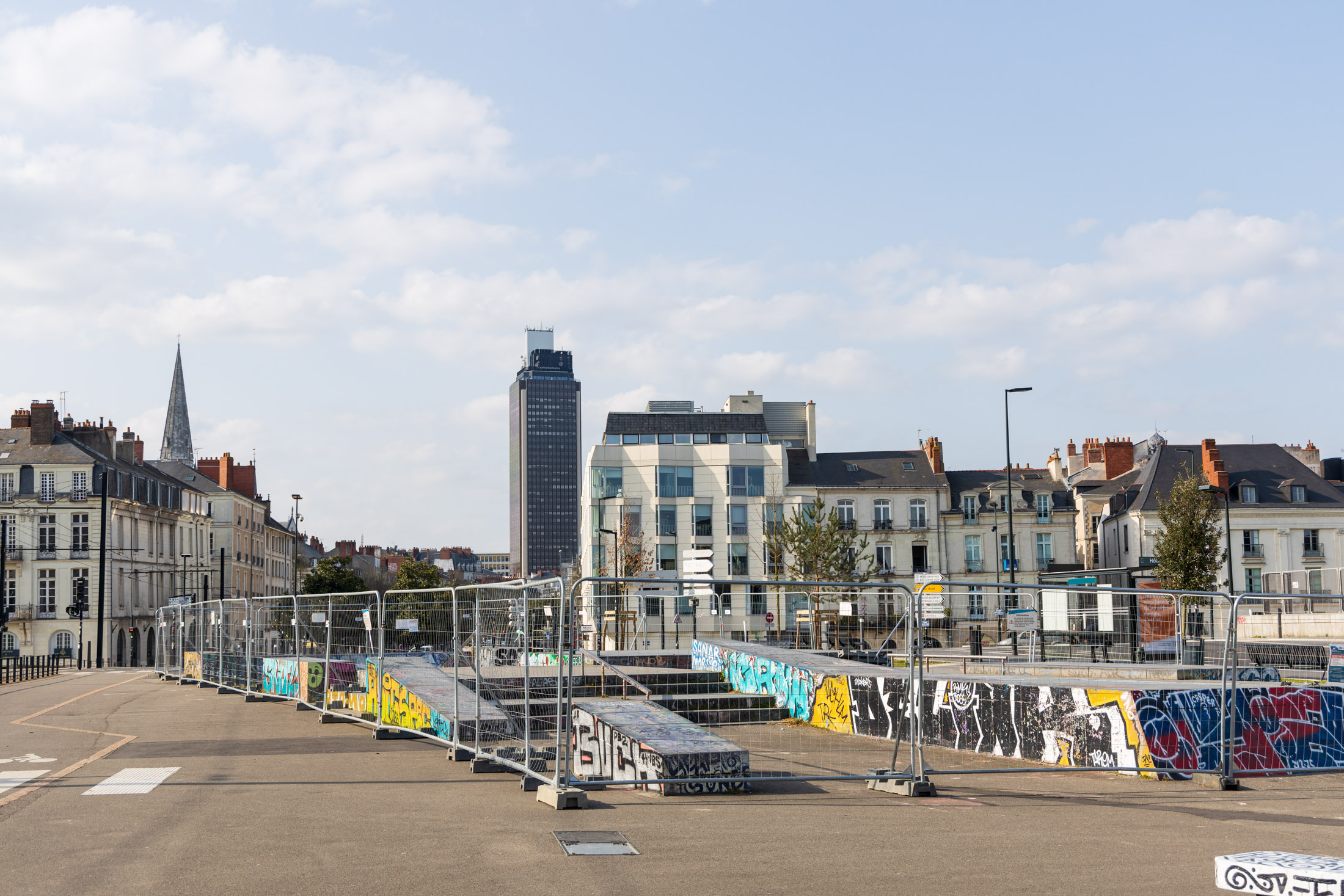 Open-air sport places free for everybody are prohibited. Nantes, France - March 23th 2020.
Les espaces de sport en plein air ouverts à tous sont condamnes jusqu'a nouvel ordre. Nantes, France - 23 mars 2020.