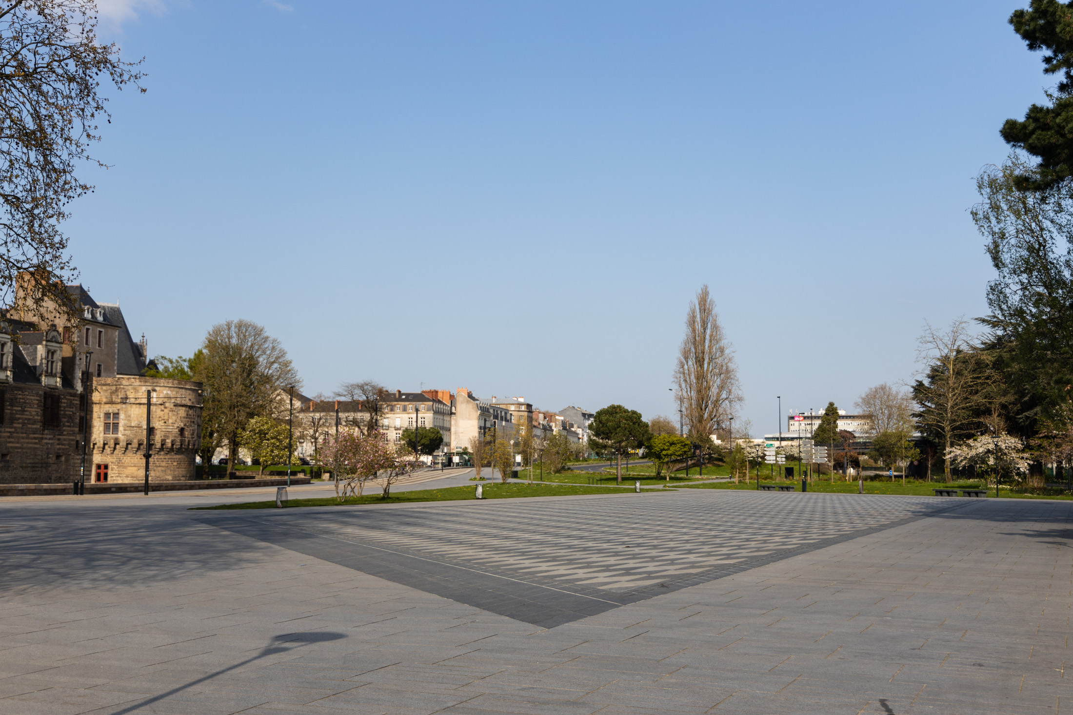 The water miror in Nantes is deserted. Nantes, France - March 23th 2020.
Le miroir d'eau est desert. Nantes, France - 23 mars 2020.