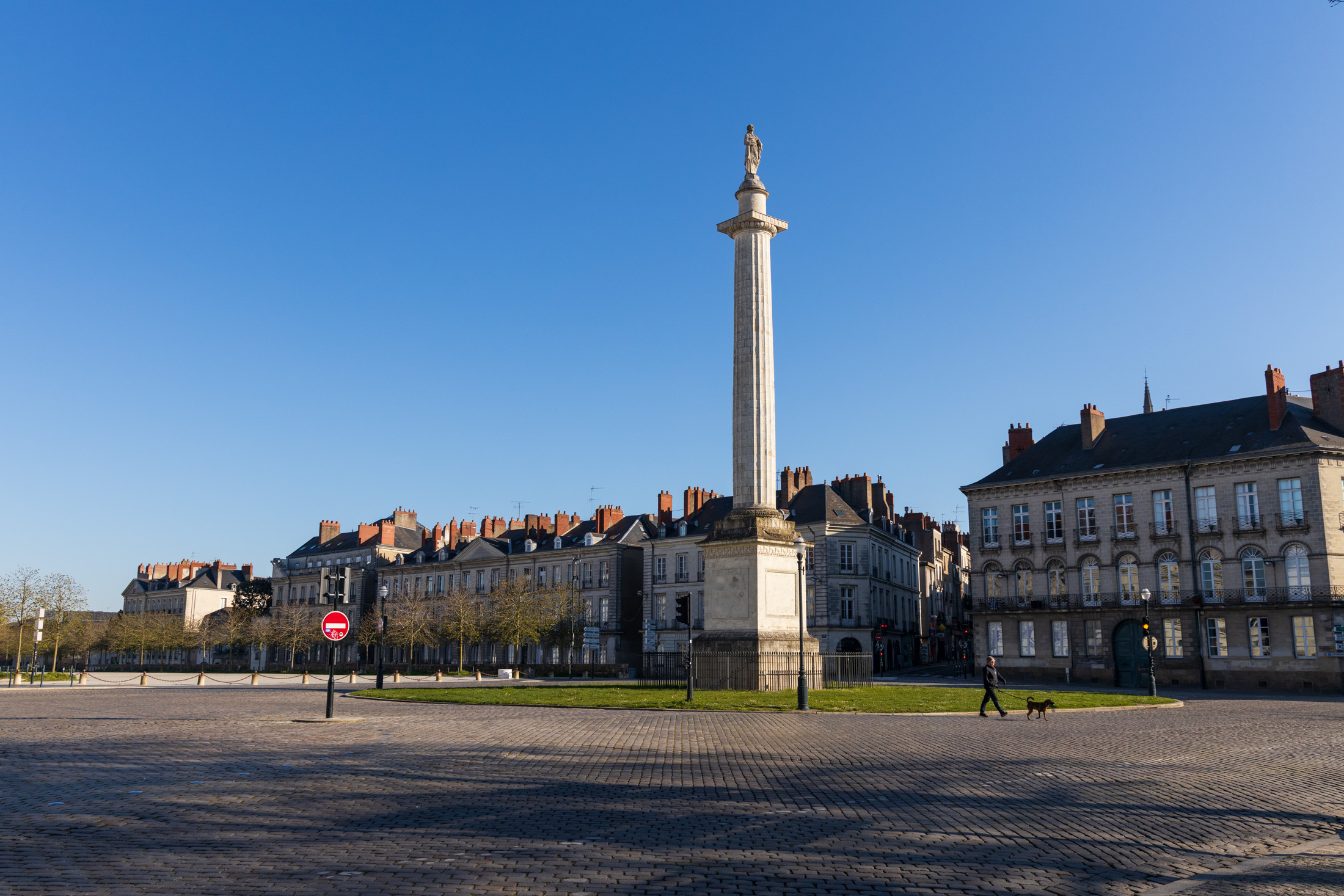 Streets of Nantes are empry, as here at place Louis XVI where someone is walking his dog.  Nantes, France - March 25th 2020.
Les rues de Nantes sont vides, comme ici place Louis XVI ou une personne promene son chien. Nantes, France - 25 mars 2020.