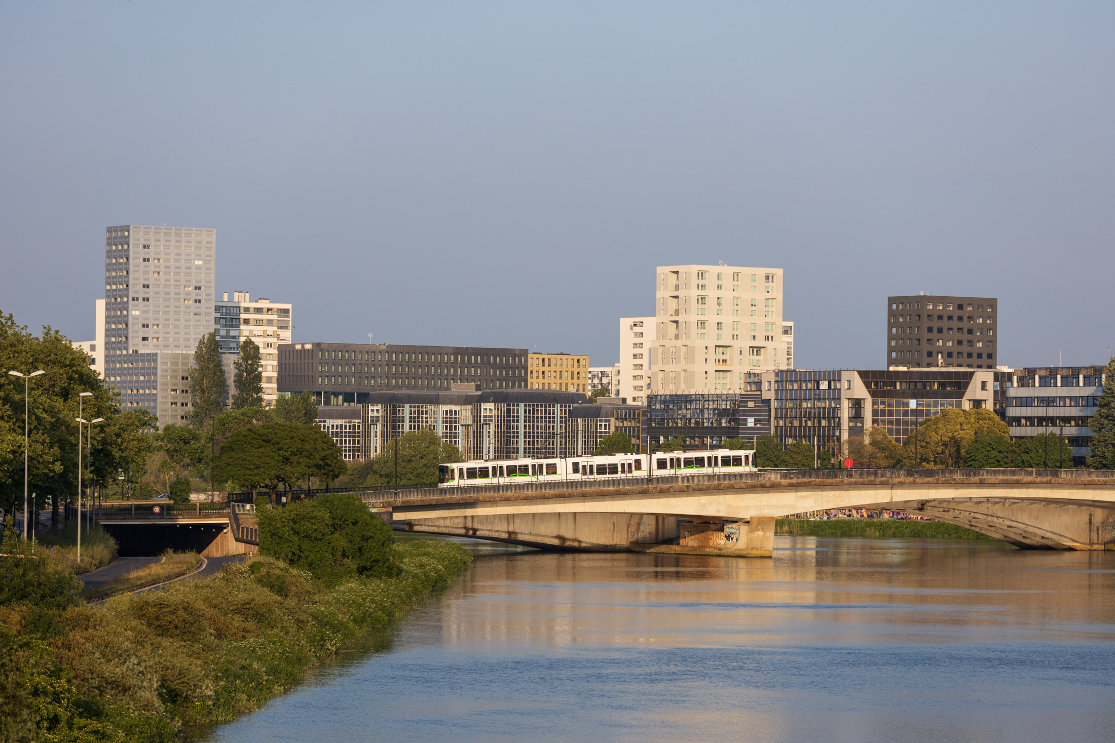 The city of Nantes and its banks of the Loire are surprisingly quiet. An empty tramway is crossing the bridge. Nantes, France - April 24th 2020.
La ville de Nantes et ses bords de Loire sont etonnemment tranquilles. Un tramway vide passe. Nantes, France - 24 avril 2020.