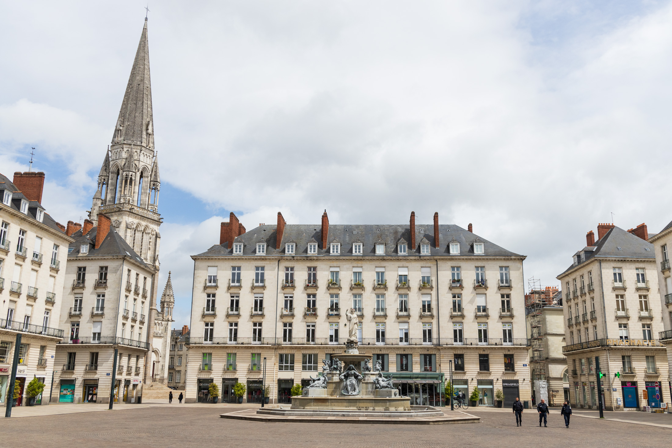 Police officers patrol downtown Nantes on Place Royale. Nantes, France - May 1st 2020.
Des agents de police patrouillent dans le centre-ville de Nantes sur la place Royale. Nantes, France - 1er Mai 2020.