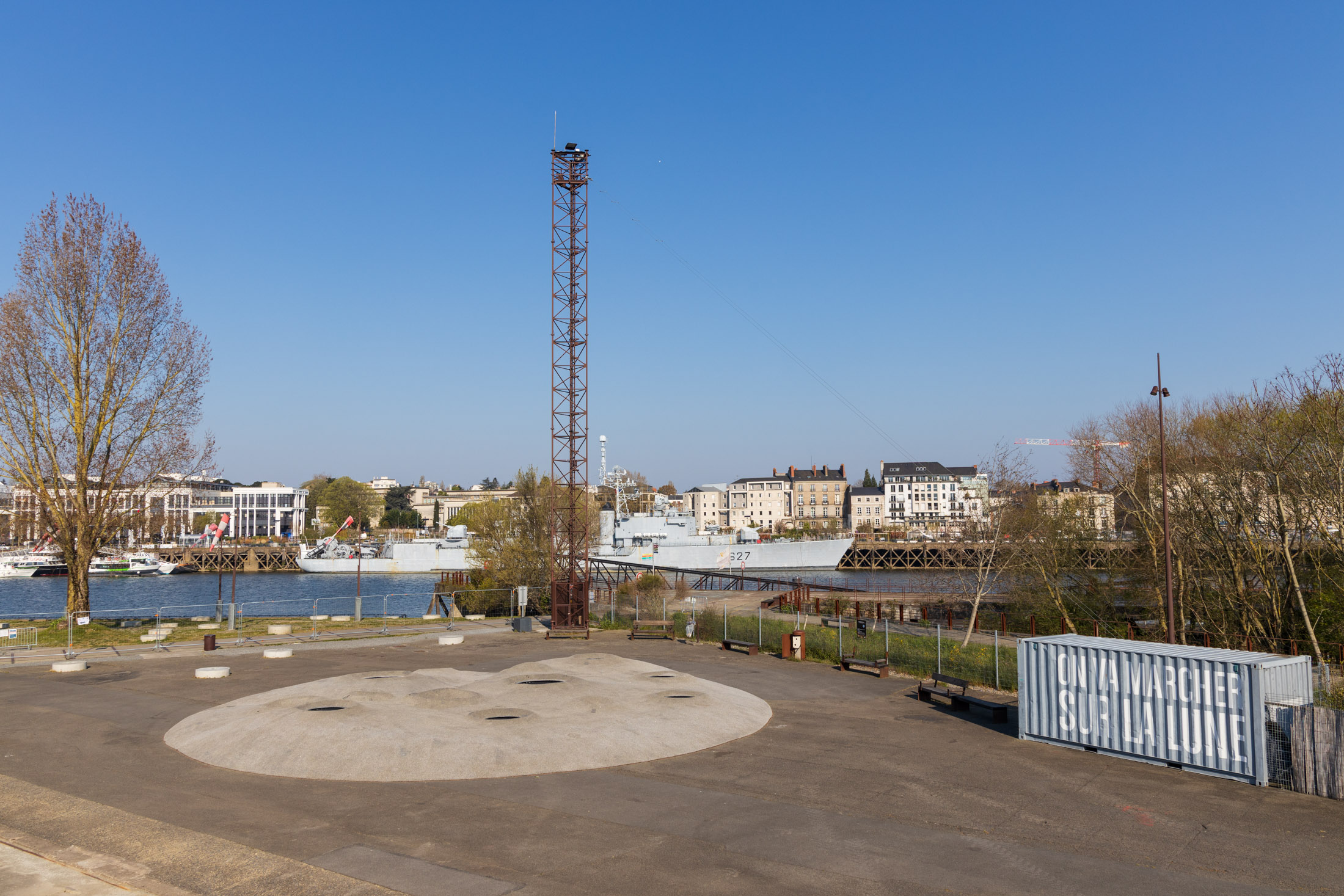 Playgrounds, such as this dip pool, are restricted and are usually blocked by barriers. Nantes, France - April 2nd 2020.
Les aires de jeux, comme ce trempoline, sont interdits d acces et generalement bloques par des barrieres. Nantes, France - 2 avril 2020.