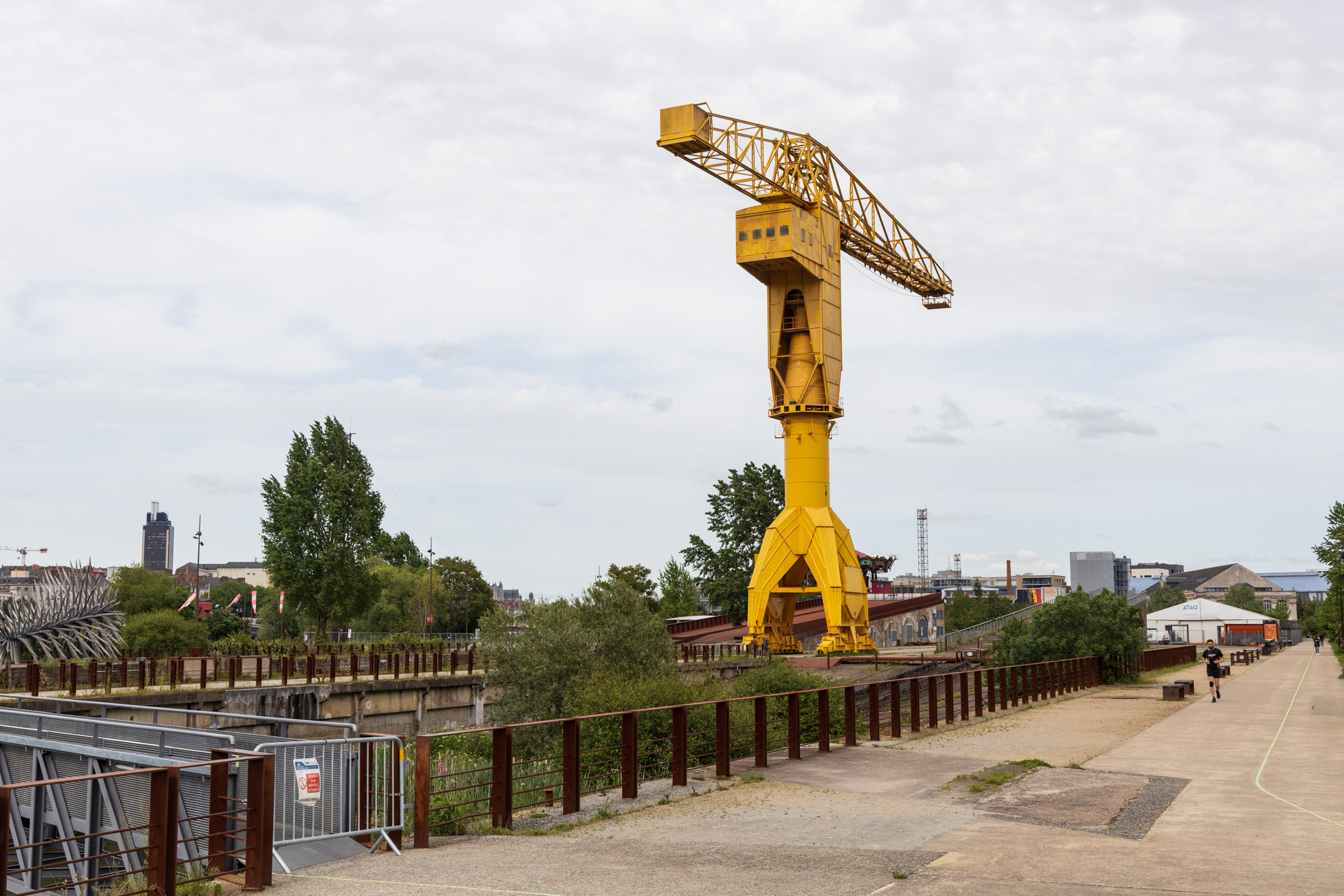 A jogger runs near the yellow crane. Access to the Loire banks were closed on order of the prefecture. Nantes, France - May 4th 2020.
Un joggueur court pres de la grue jaune. Les acces aux berges ont ete fermes sur ordre de la prefecture. Nantes, France - 4 avril 2020.