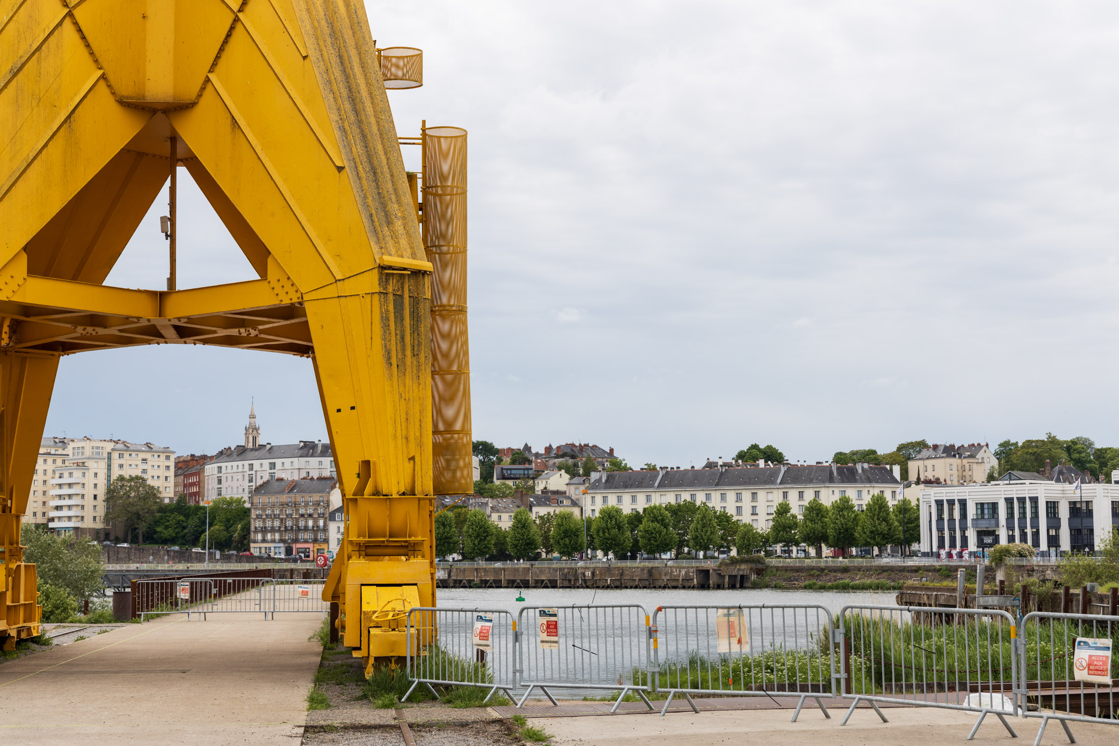 At the foot of the yellow crane, the access to the Loire banks were closed on order of the prefecture. Nantes, France - May 4th 2020.
Au pied de la grue jaune, l acces aux berges ont ete fermes sur ordre de la prefecture. Nantes, France - 4 avril 2020.