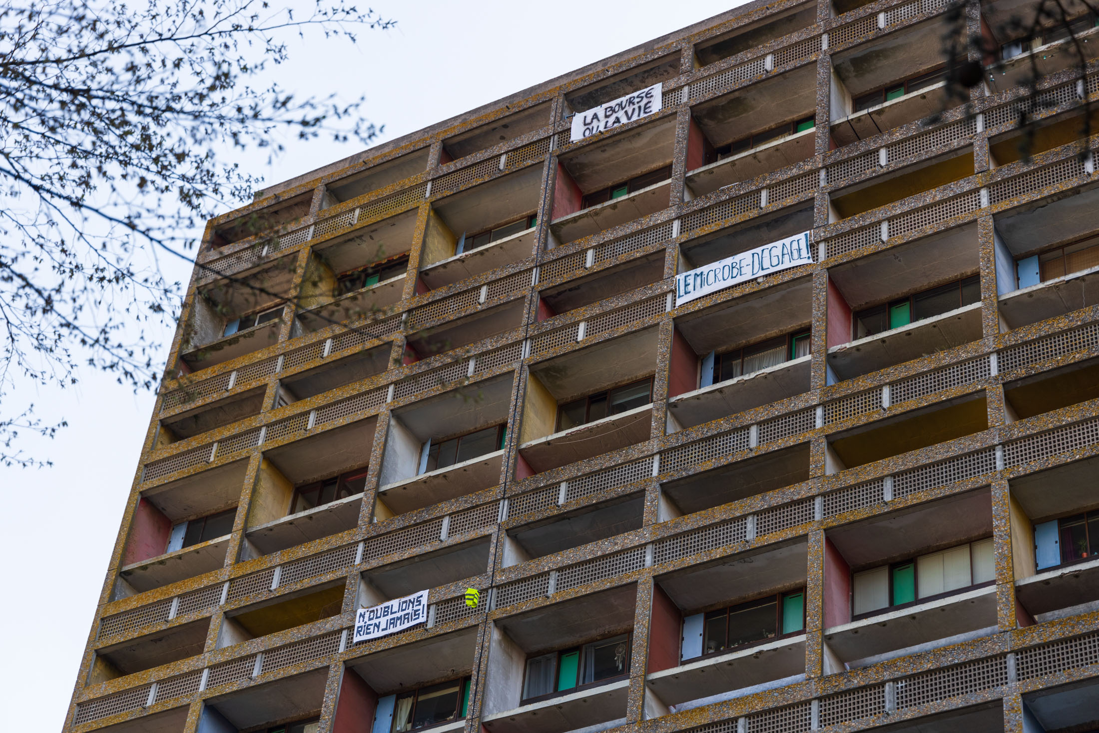 Residents of the radiant city of Corbusier posted banners on their balconies, such as "Microbe fuck off!". Reze, France - April 2nd 2020.
Des habitants de la cite radieuse du Corbusier ont affiche des banderoles sur leurs balcons, comme "le microbe, degage!". Reze, France - 2 avril 2020.