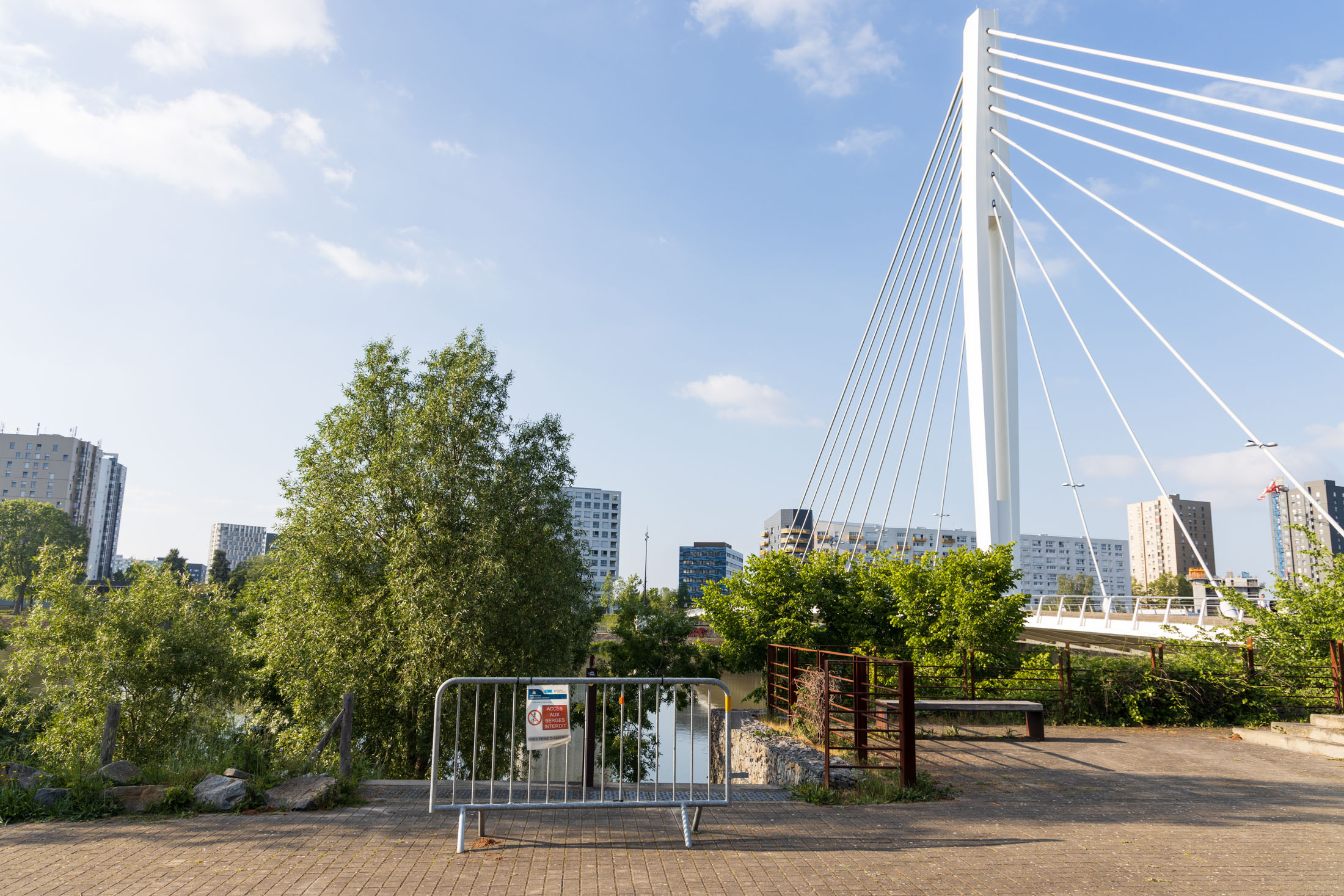 A barrier with the message "Banks acces is forbidden" in front of the Loire river banks. Nantes, France - April 24th 2020.
Une barriere avec le message "Acces aux berges interdit" devant les berges de Loire. Nantes, France - 24 avril 2020.