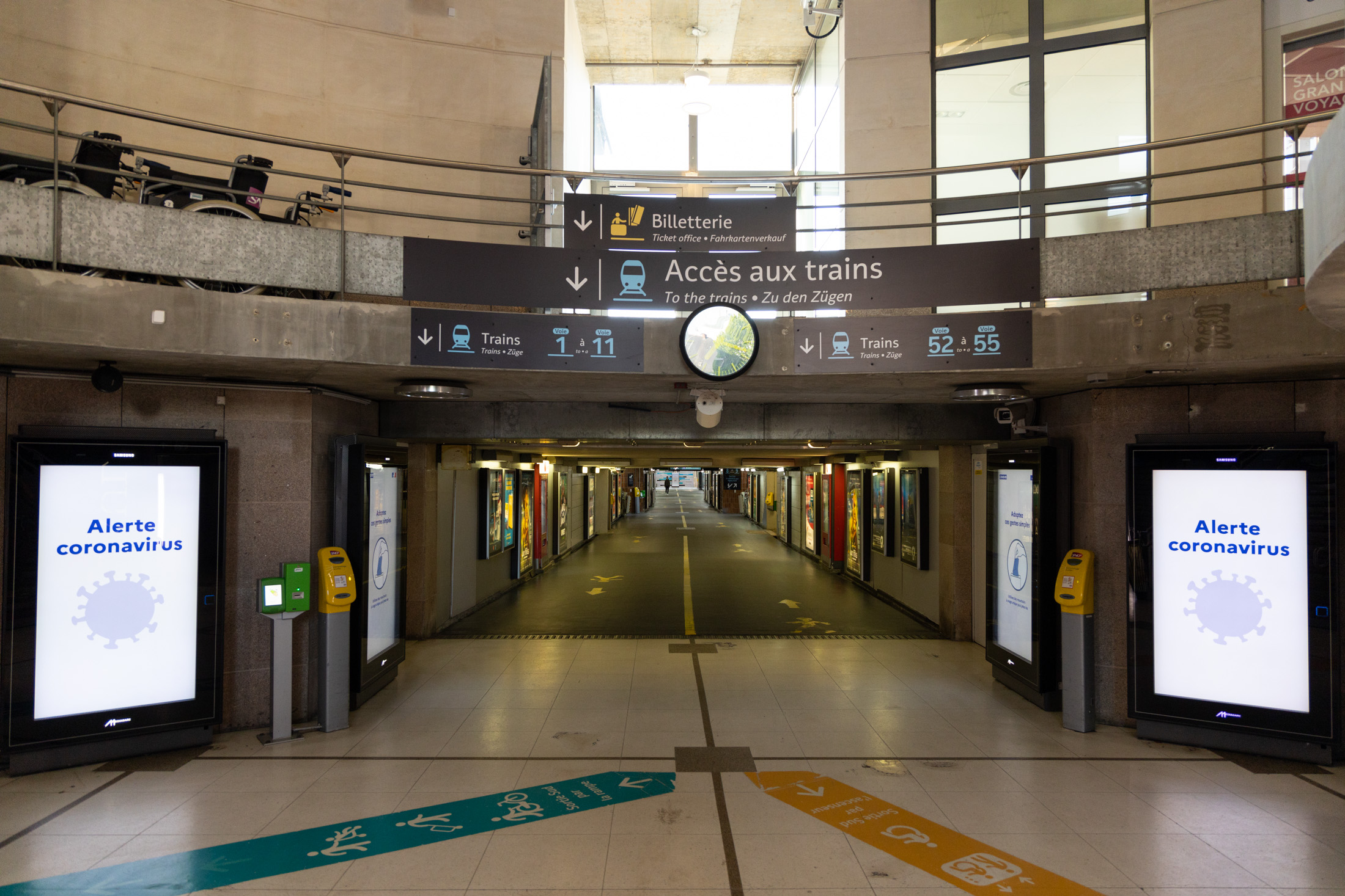 Nantes empty railroad station. Nantes, France - April 24th 2020.
La gare de Nantes vide. Nantes, France - 24 avril 2020.