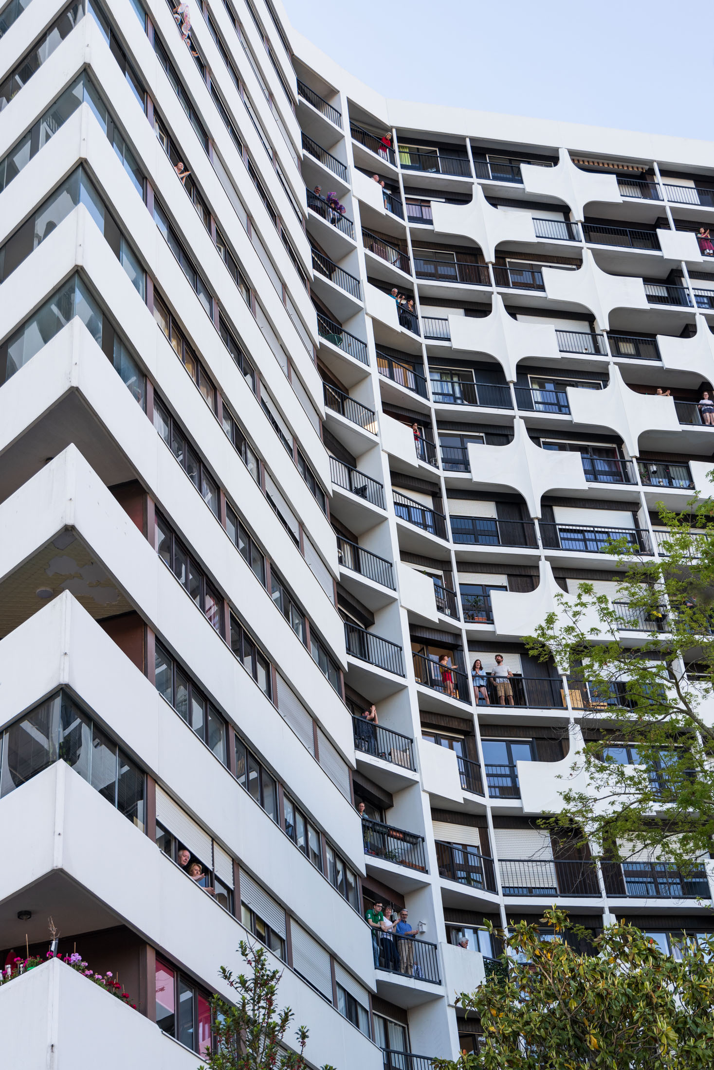 Everyday at 8 pm people are applauding from their windows and balconies to thank the medical staff. Nantes, France - April 22nd 2020.
Tous les soirs a 20h, les gens sortent a leurs fenetres et balcons pour applaudir le personnel soignant. Nantes, France - 22 avril 2020.