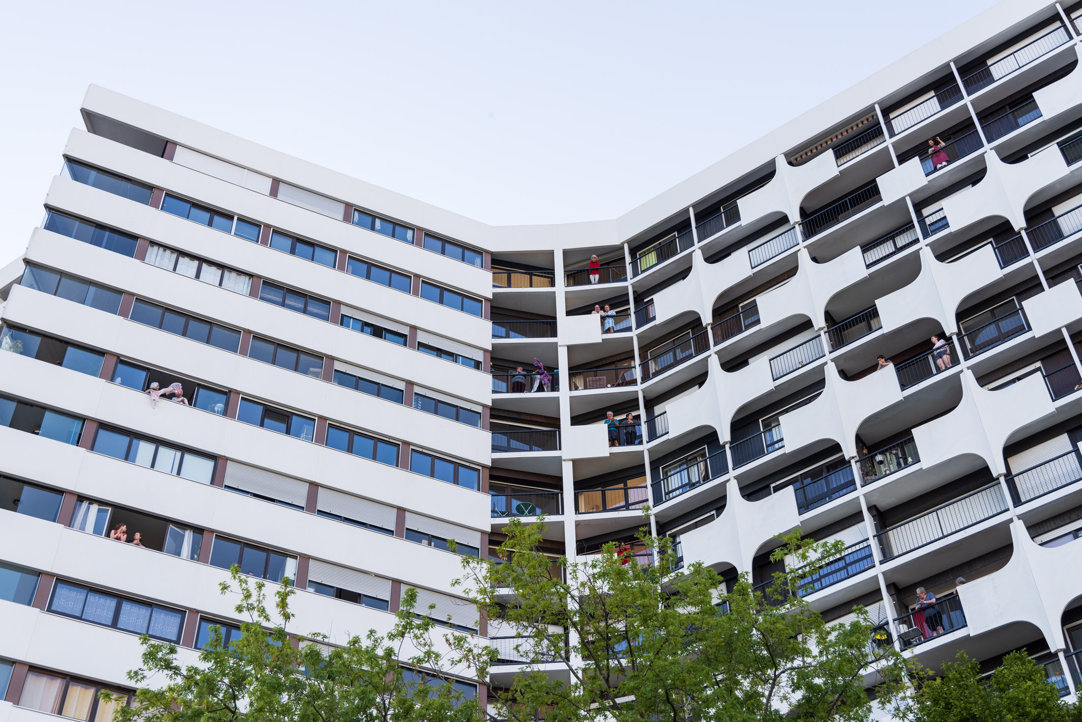 Everyday at 8 pm people are applauding from their windows and balconies to thank the medical staff. Nantes, France - April 22nd 2020.
Tous les soirs a 20h, les gens sortent a leurs fenetres et balcons pour applaudir le personnel soignant. Nantes, France - 22 avril 2020.