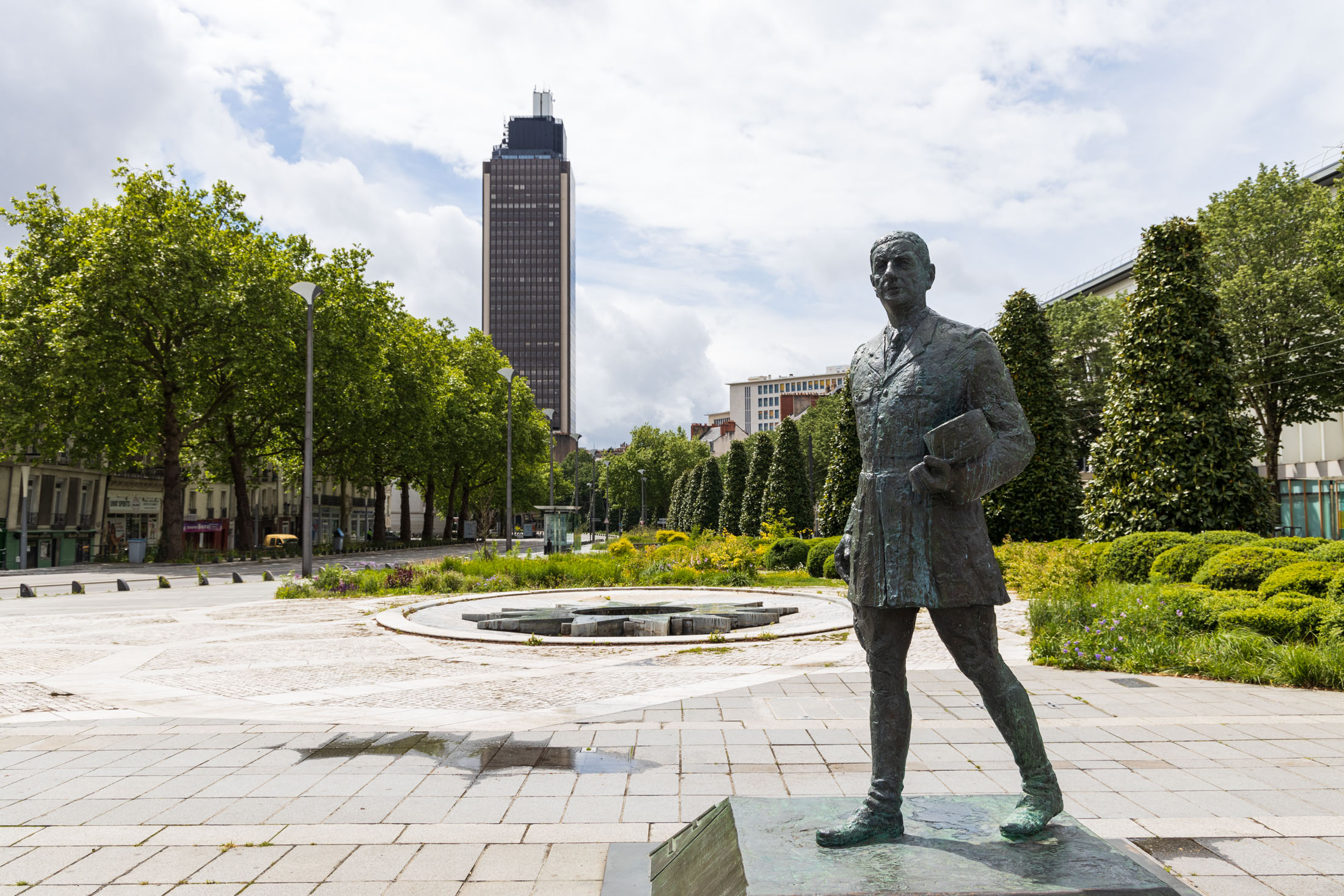 The statue of General de Gaulle on cours des 50 otages in Nantes is one of the few people outside during the confinement. Nantes, France - May 1st 2020.
La statue du General de Gaulle cours des 50 otages a Nantes fait partie des rares personnes dehors pendant le confinement.  Nantes, France - 1er Mai 2020.