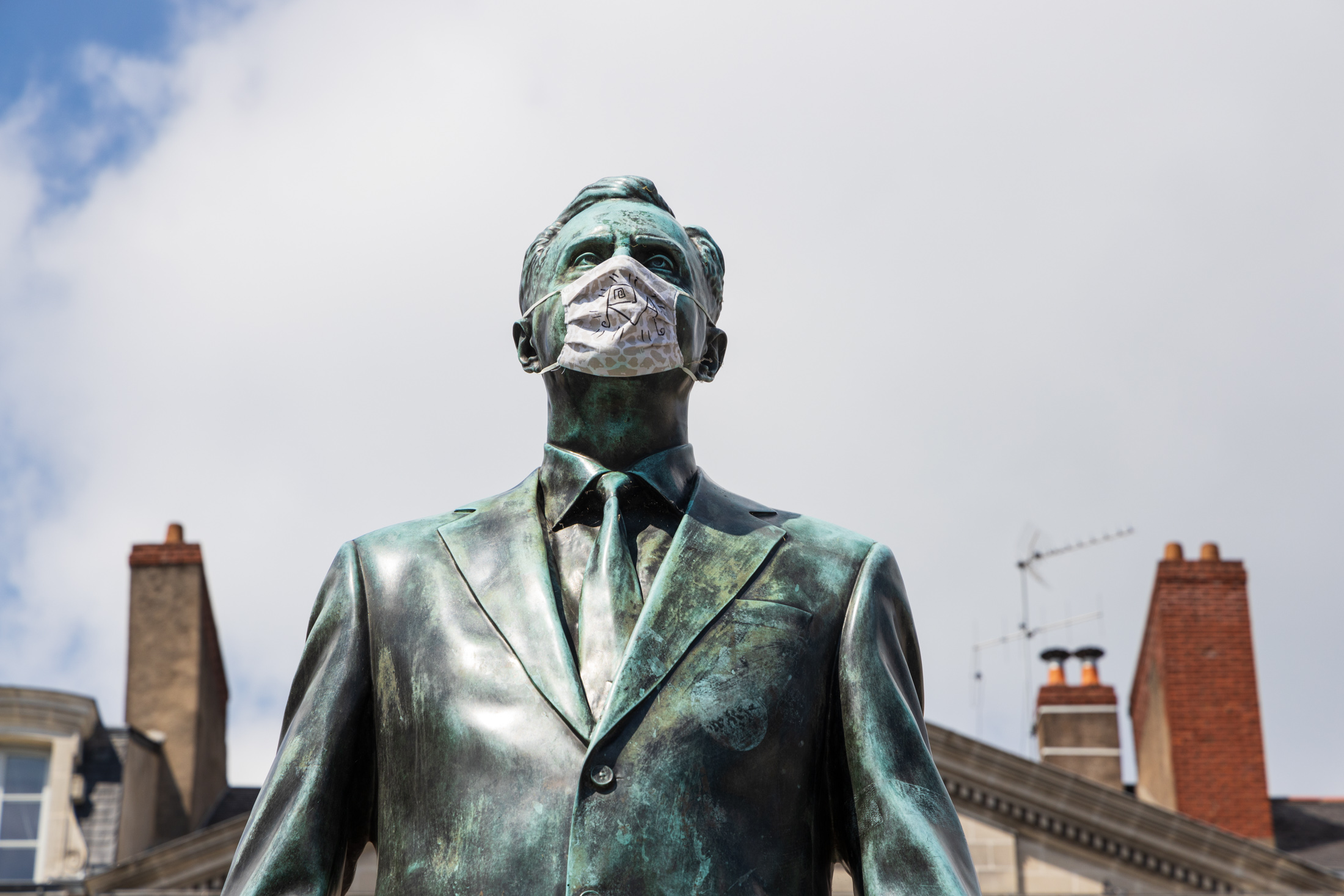 Statue of Philippe Ramette "Eloge du pas de cote" is wearing a mask. Nantes, France - May 6th 2020.
La statue de Philippe Ramette "Eloge du pas de cote" a ete ornee d un masque. Nantes, France - 6 mai 2020.