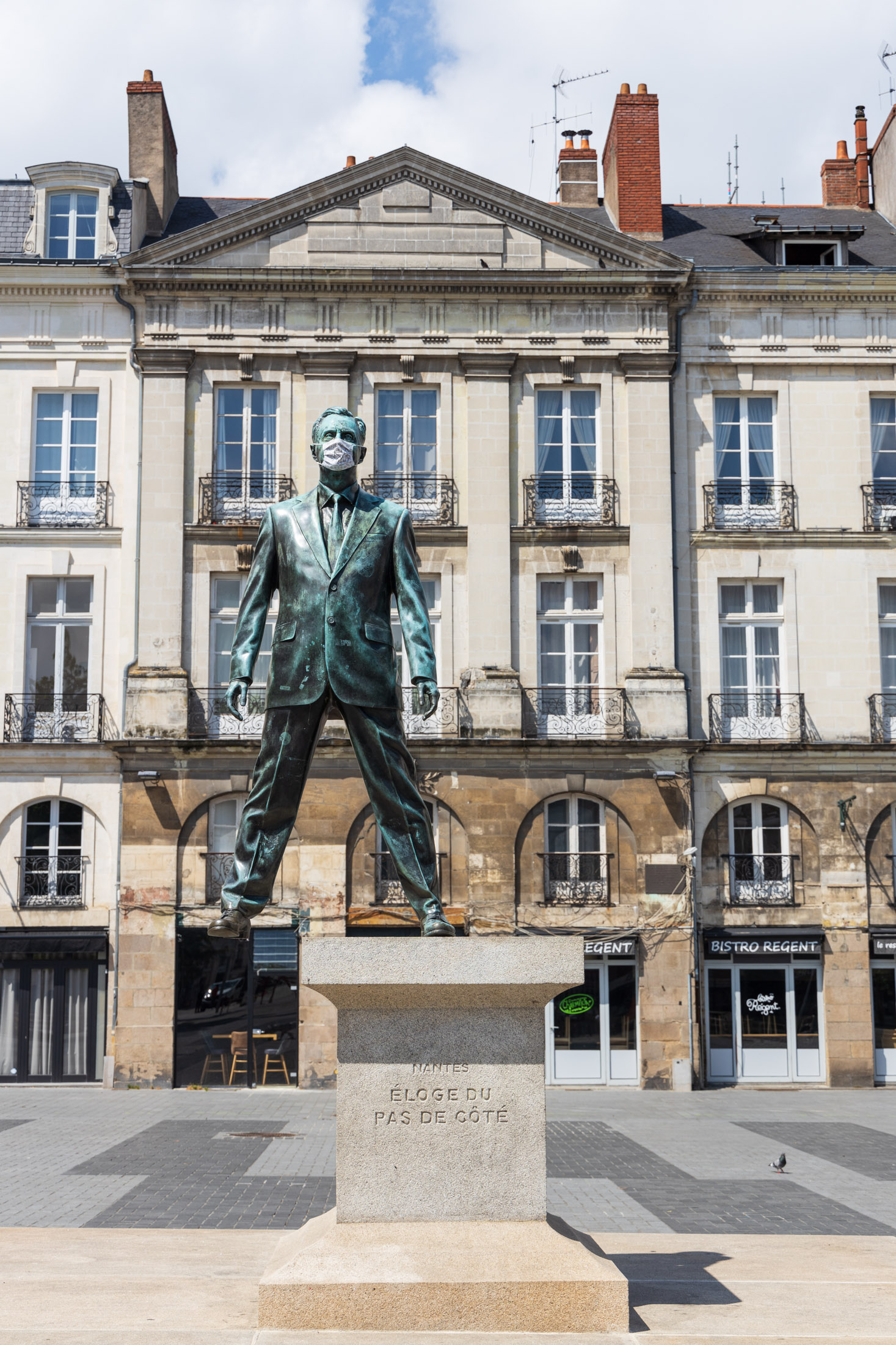 Statue of Philippe Ramette "Eloge du pas de cote" is wearing a mask. Nantes, France - May 6th 2020.
La statue de Philippe Ramette "Eloge du pas de cote" a ete ornee d un masque. Nantes, France - 6 mai 2020.