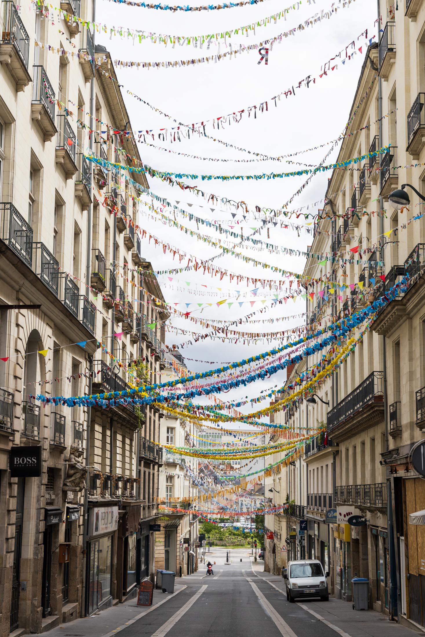 Jean-Jacques Rousseau street in Nantes has been decorated with many garlands by its inhabitants. Nantes, France - May 1st 2020.
La rue Jean-Jacques Rousseau a ete decoree de nombreuses guirlandes par ses habitants. Nantes, France - 1er Mai 2020.